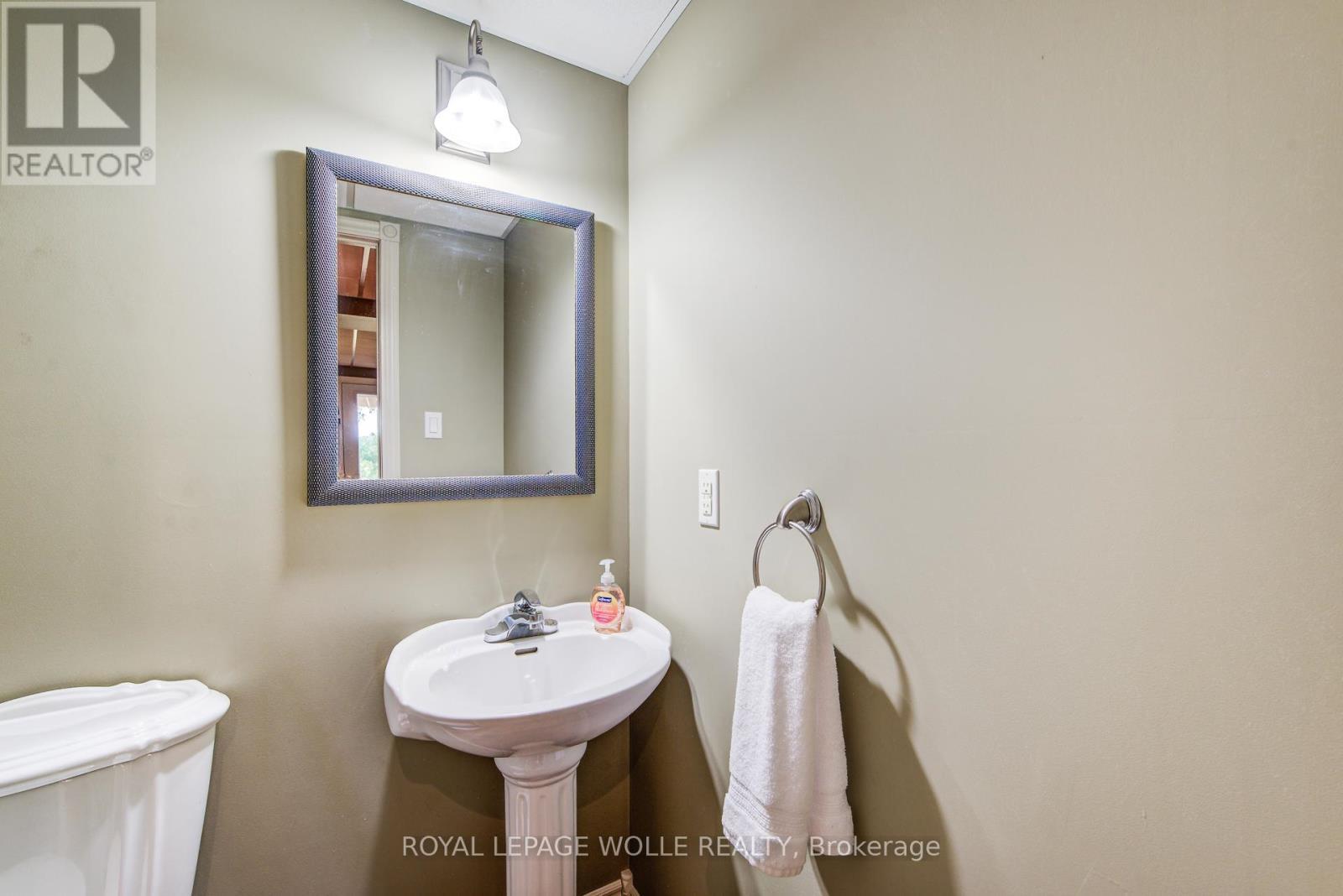 












33 TINATAWA COURT

,
Kitchener,




Ontario
N2A3G9

