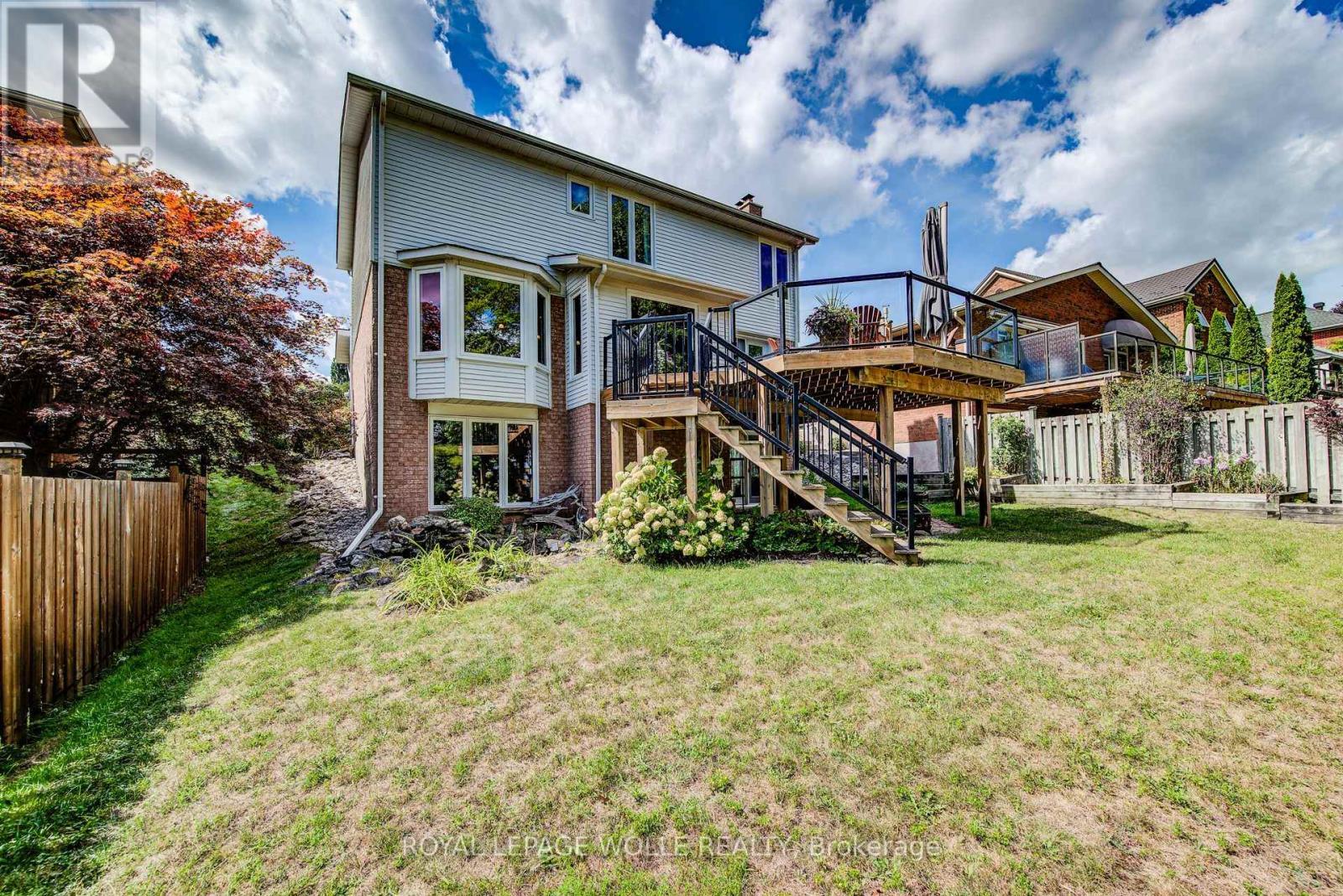 












33 TINATAWA COURT

,
Kitchener,




Ontario
N2A3G9

