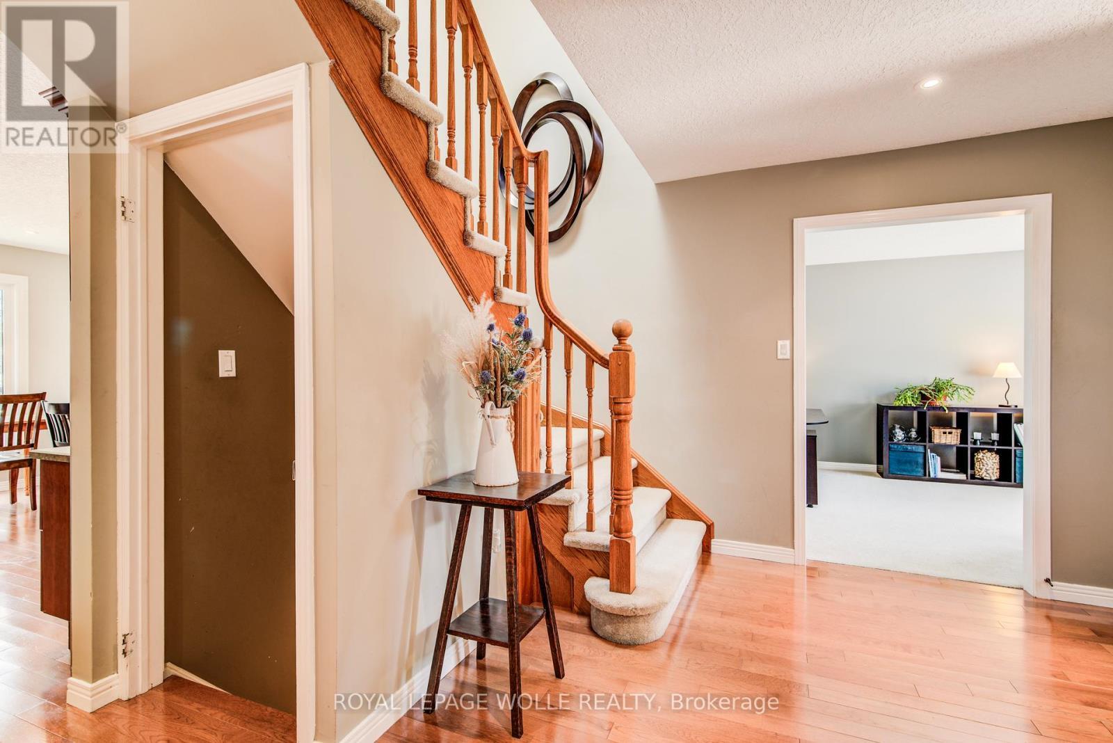 












33 TINATAWA COURT

,
Kitchener,




Ontario
N2A3G9

