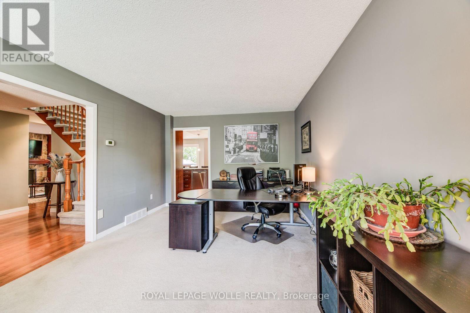 












33 TINATAWA COURT

,
Kitchener,




Ontario
N2A3G9

