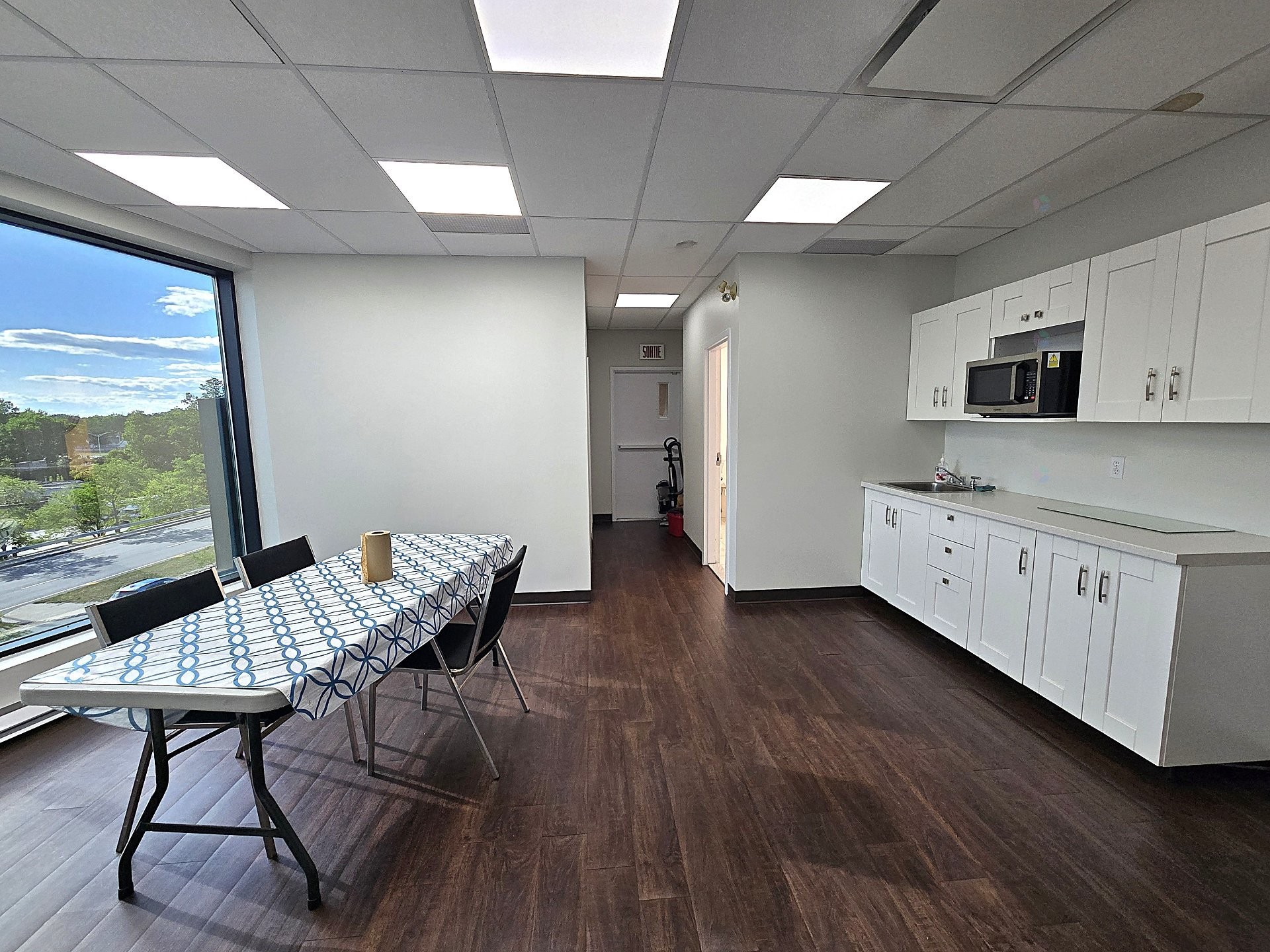 









1555


Boul. des Laurentides

, 300,
Laval (Vimont),




QC
H7M5Y6

