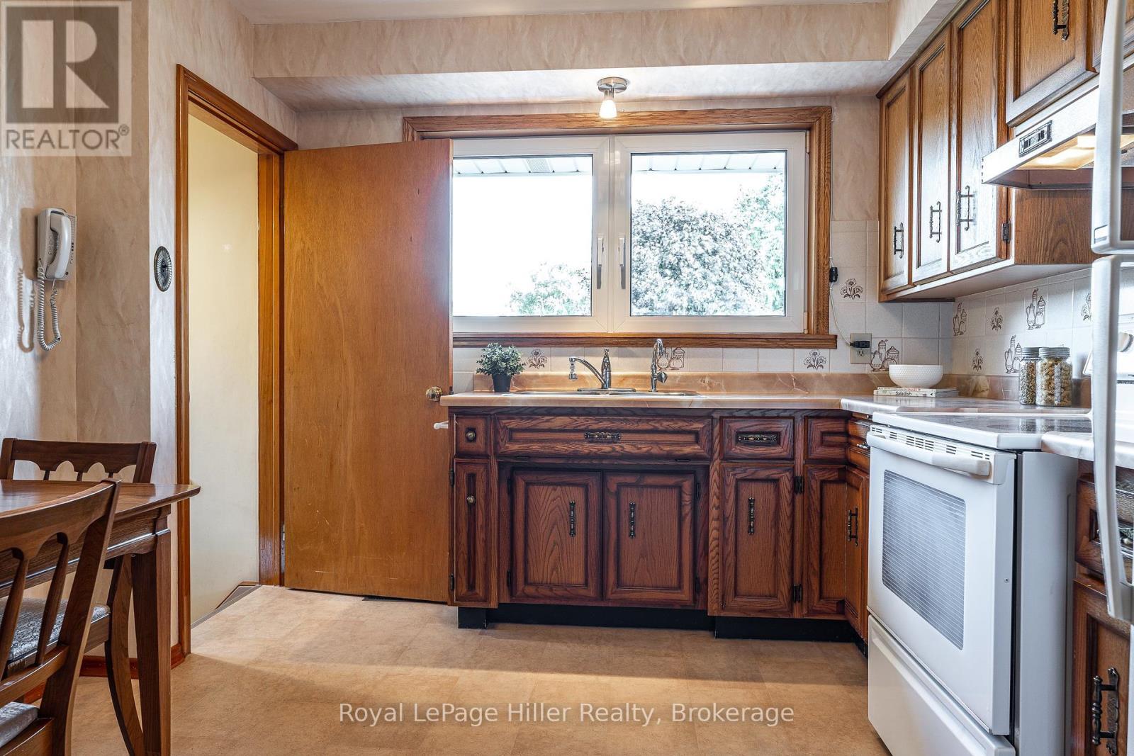 












56 GORDON STREET

,
Stratford,




Ontario
N5A4W3

