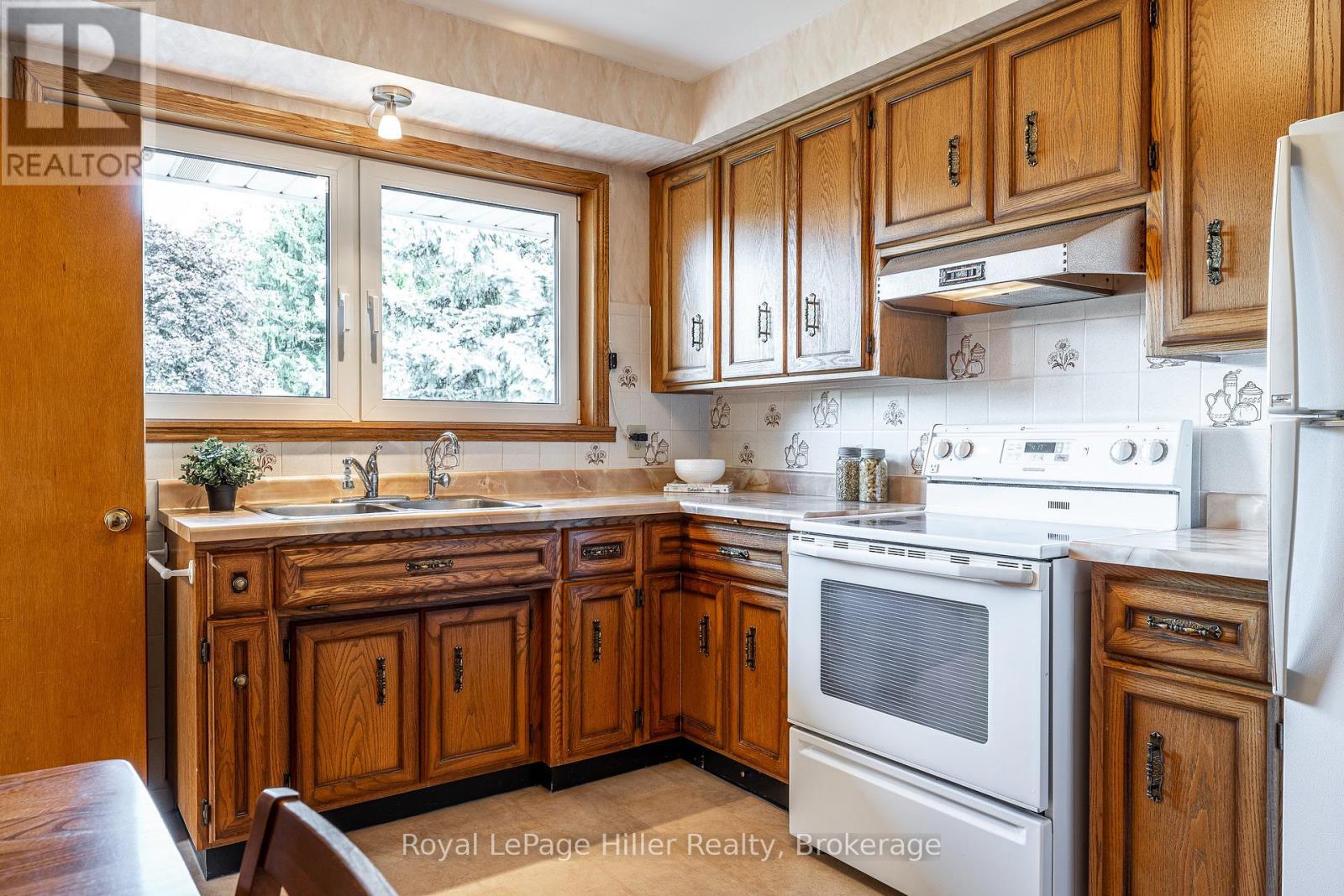 












56 GORDON STREET

,
Stratford,




Ontario
N5A4W3


