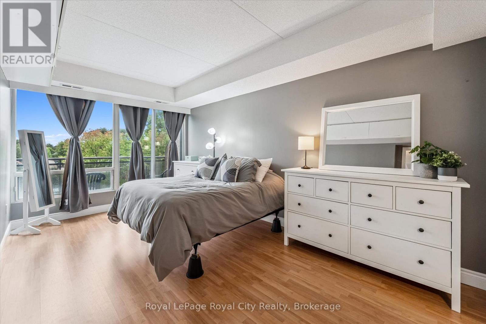 












403 - 105 BAGOT STREET

,
Guelph (Junction/Onward Willow),




Ontario
N1H8H4

