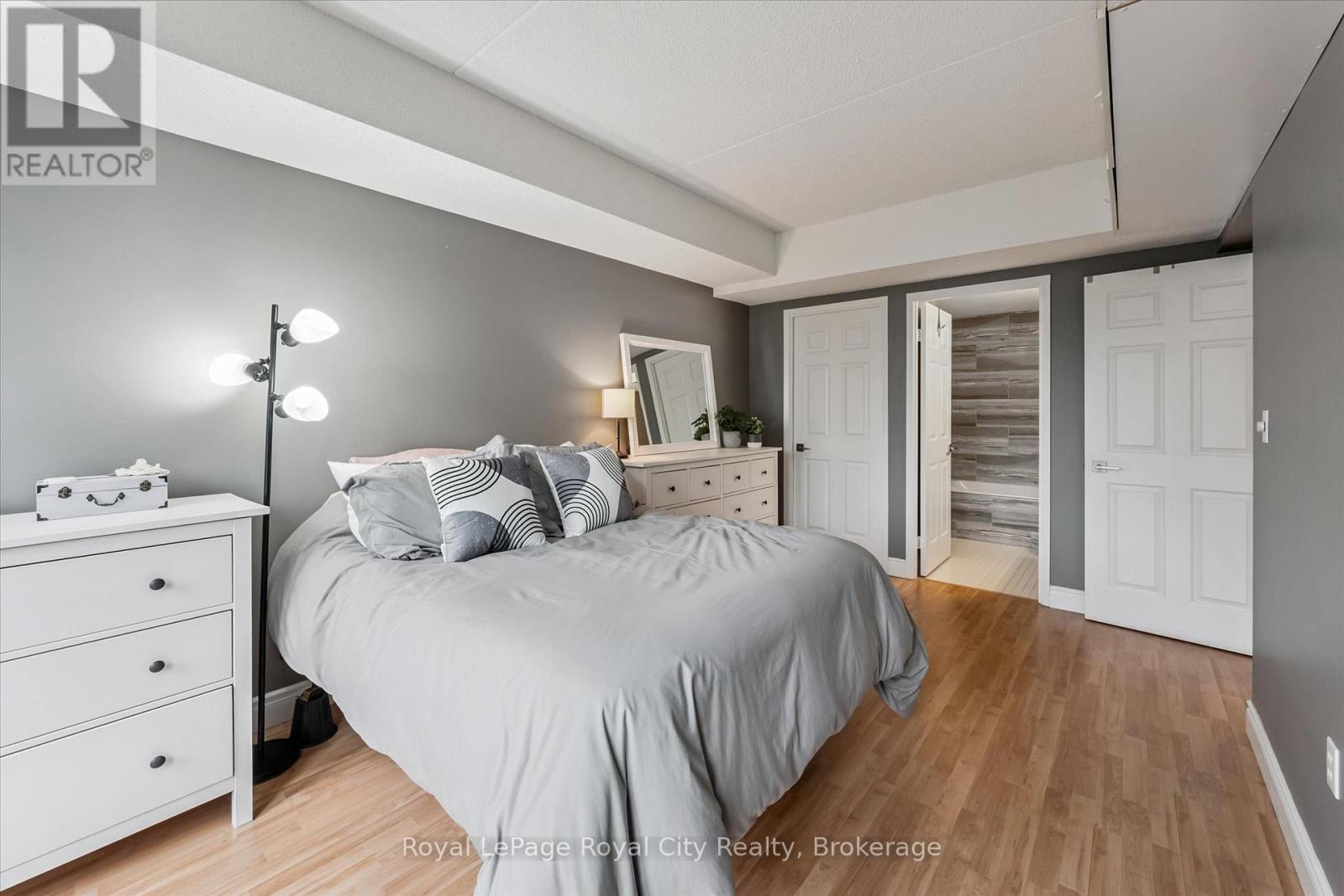 












403 - 105 BAGOT STREET

,
Guelph (Junction/Onward Willow),




Ontario
N1H8H4

