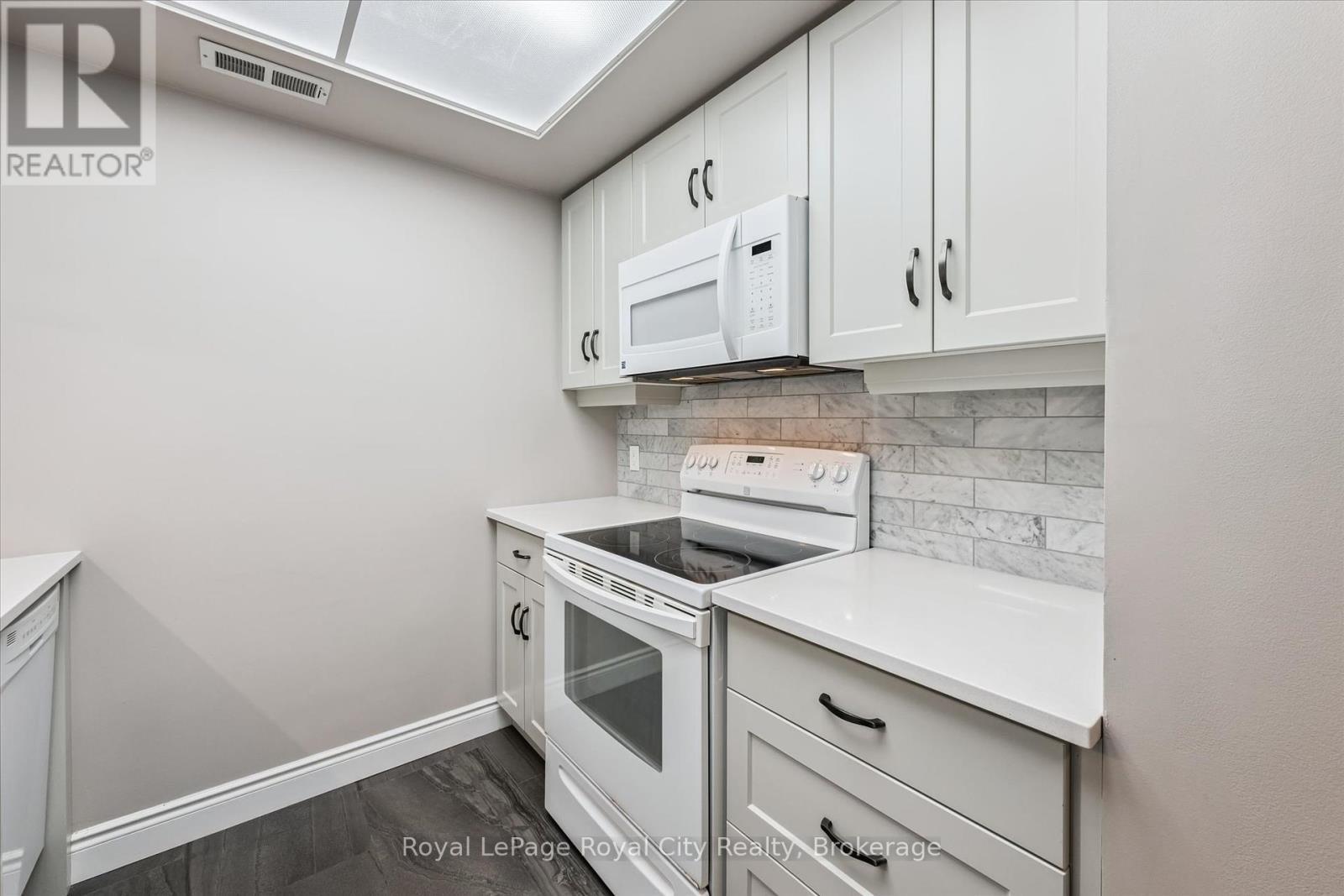 












403 - 105 BAGOT STREET

,
Guelph (Junction/Onward Willow),




Ontario
N1H8H4

