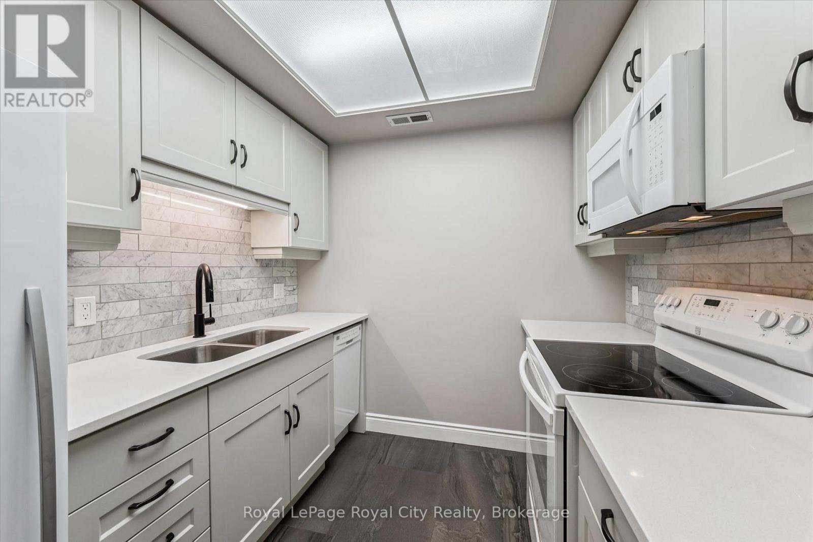 












403 - 105 BAGOT STREET

,
Guelph (Junction/Onward Willow),




Ontario
N1H8H4

