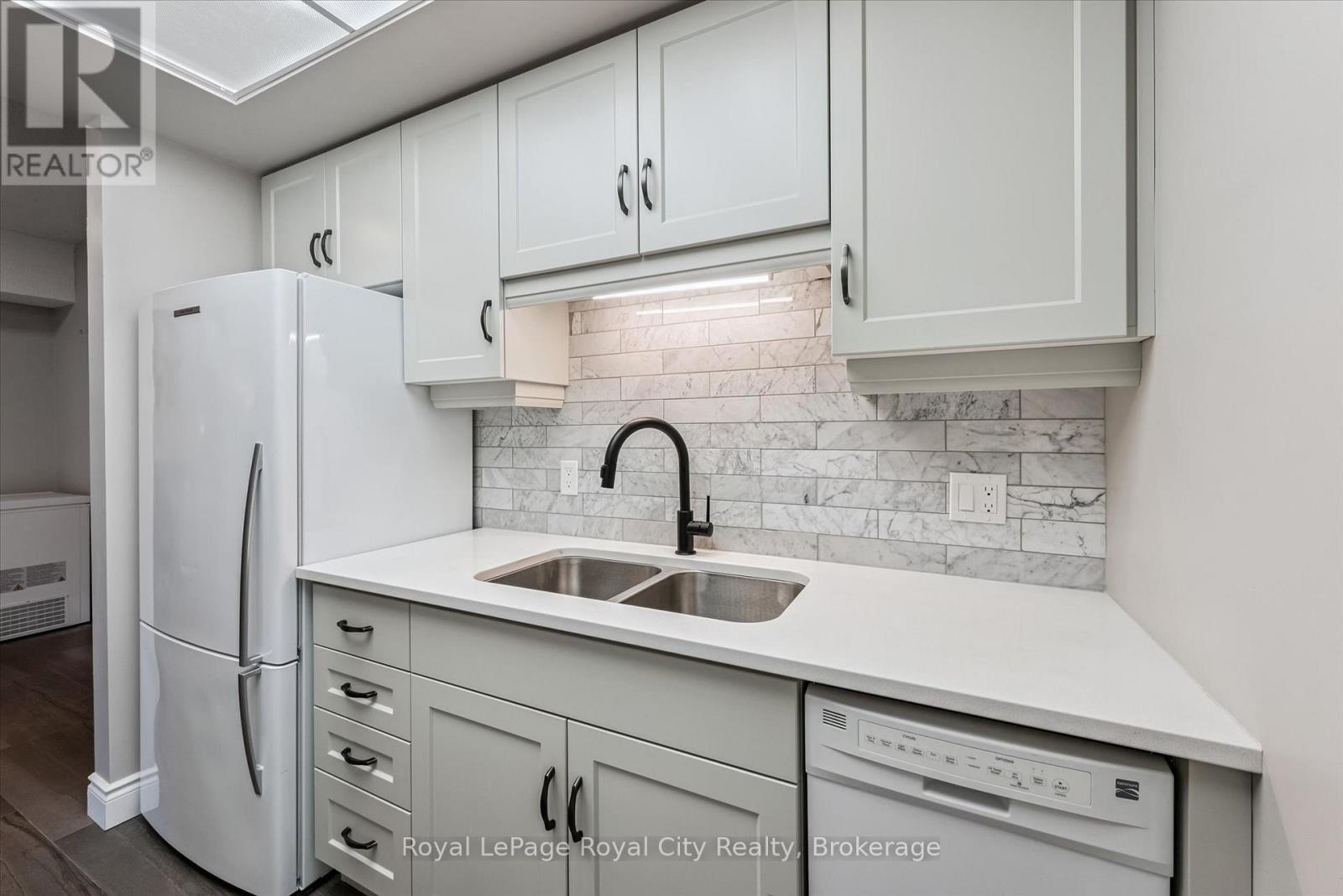 












403 - 105 BAGOT STREET

,
Guelph (Junction/Onward Willow),




Ontario
N1H8H4

