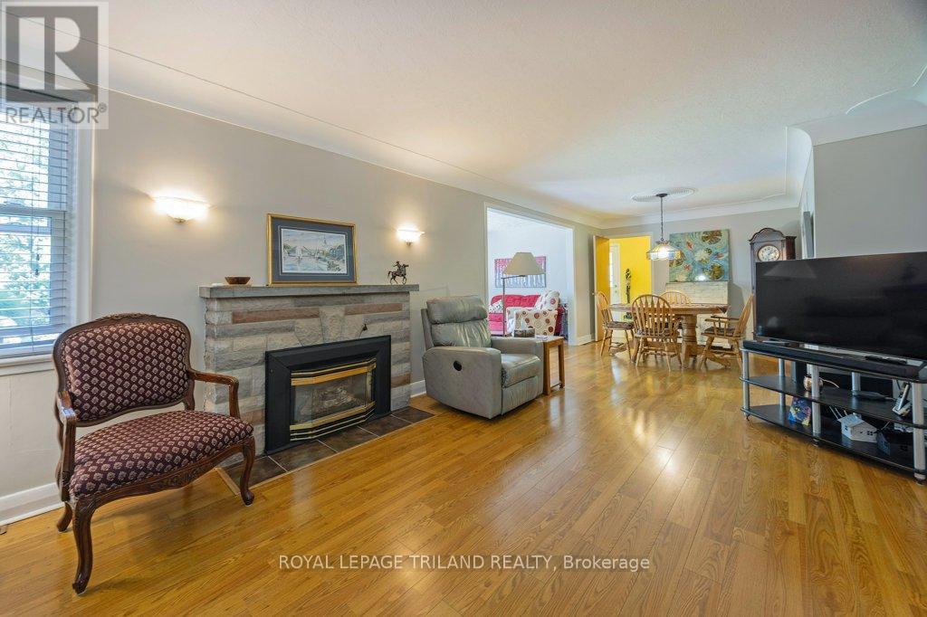 












236 SUNSET DRIVE

,
St. Thomas,




Ontario
N5R3C3

