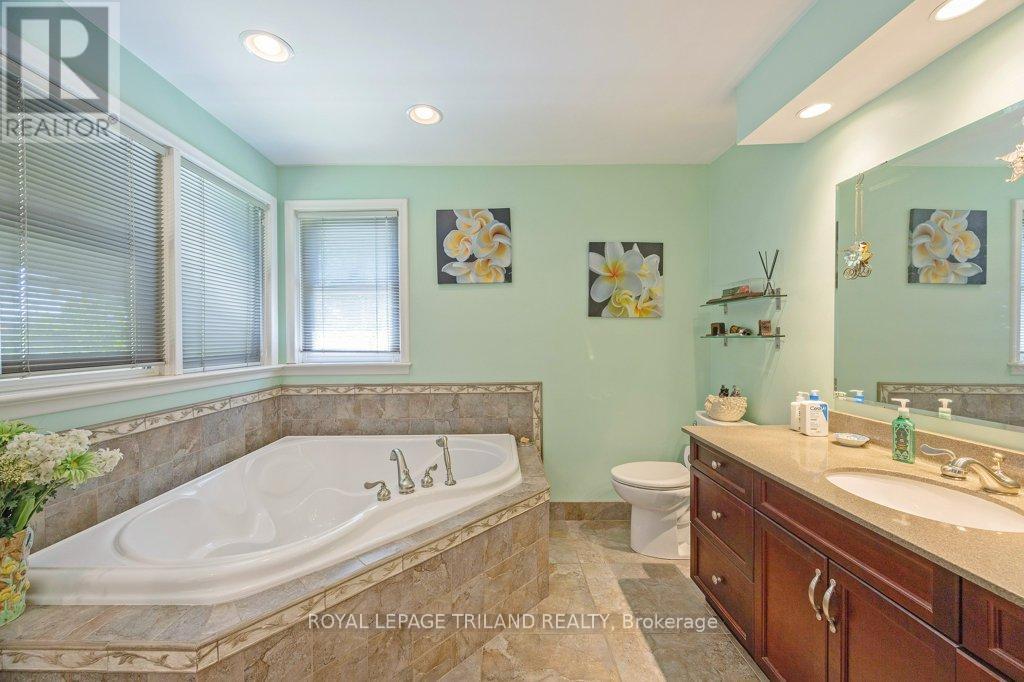 












236 SUNSET DRIVE

,
St. Thomas,




Ontario
N5R3C3

