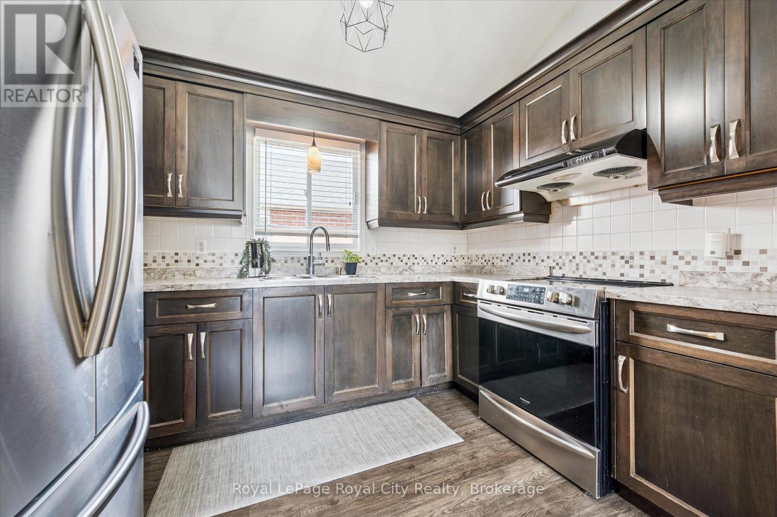 












255 DEERPATH DRIVE

,
Guelph (Willow West/Sugarbush/West Acres),




Ontario
N1K1T8

