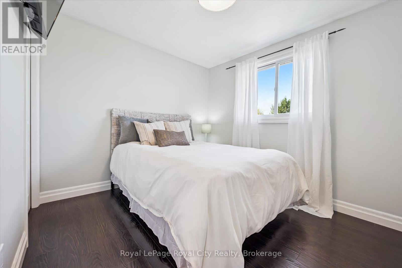 












255 DEERPATH DRIVE

,
Guelph (Willow West/Sugarbush/West Acres),




Ontario
N1K1T8

