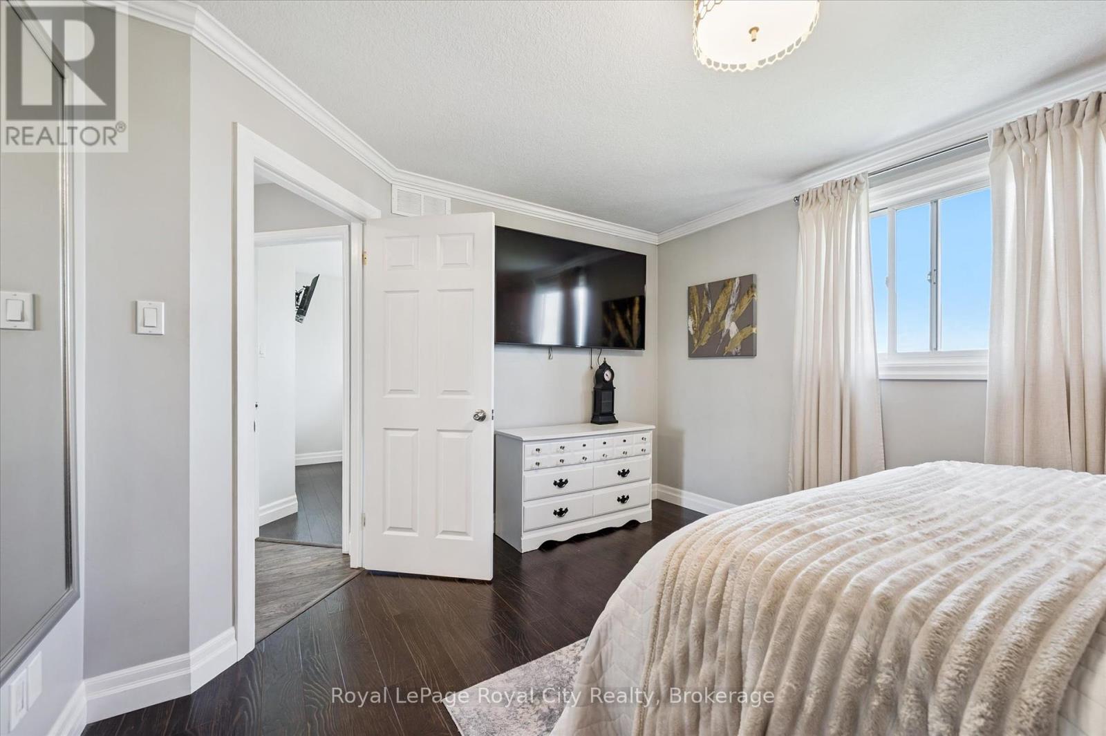 












255 DEERPATH DRIVE

,
Guelph (Willow West/Sugarbush/West Acres),




Ontario
N1K1T8

