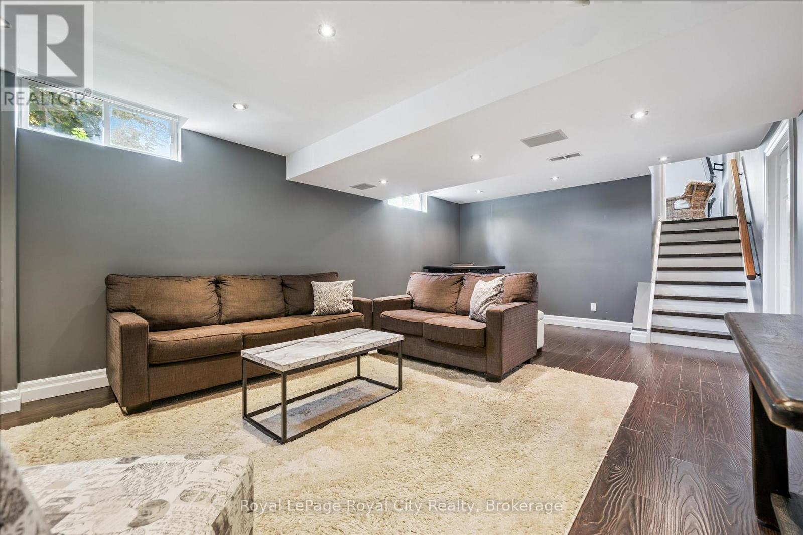 












255 DEERPATH DRIVE

,
Guelph (Willow West/Sugarbush/West Acres),




Ontario
N1K1T8

