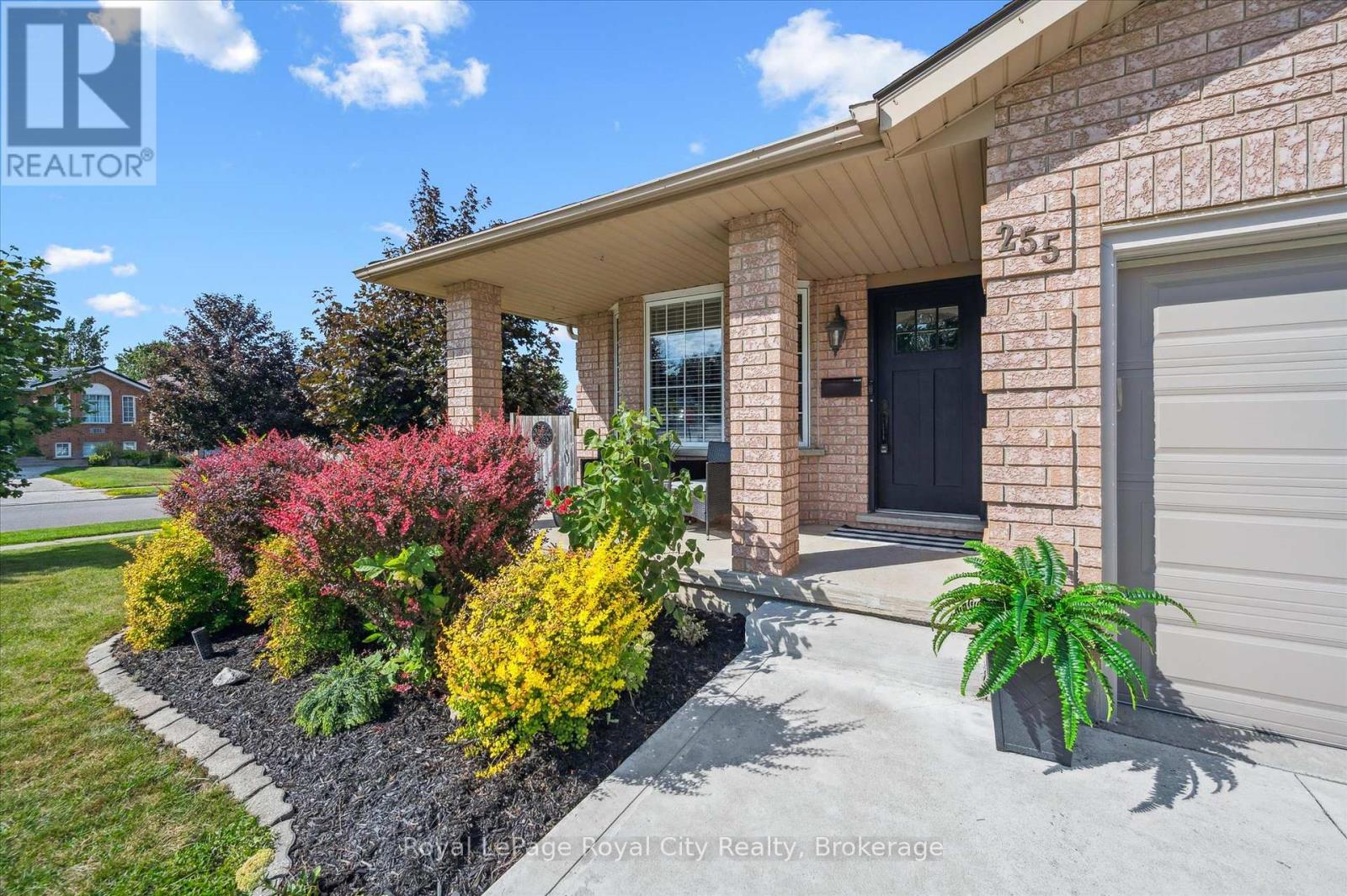 












255 DEERPATH DRIVE

,
Guelph (Willow West/Sugarbush/West Acres),




Ontario
N1K1T8

