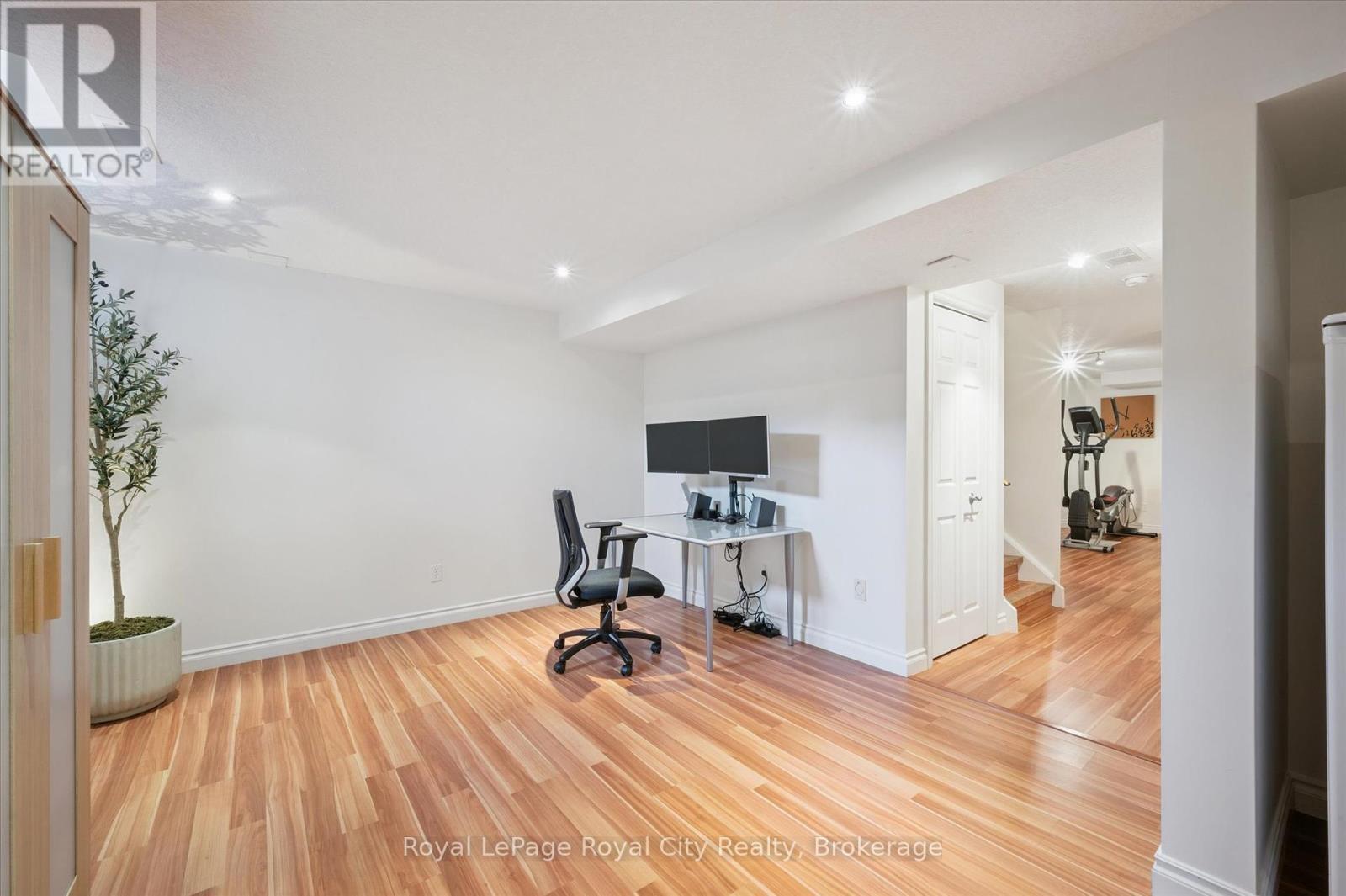 












279 FARLEY DRIVE

,
Guelph (Pineridge/Westminster Woods),




Ontario
N1L1N6

