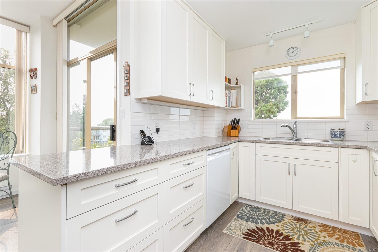 









188


Douglas

St, 530,
Victoria,




BC
V8V 2P1

