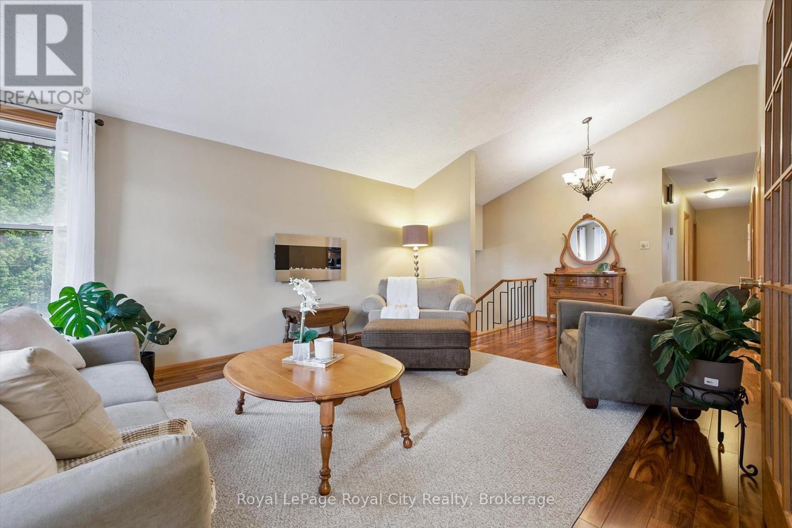 












28 WIMBLEDON ROAD

,
Guelph (Willow West/Sugarbush/West Acres),




Ontario
N1H7N1

