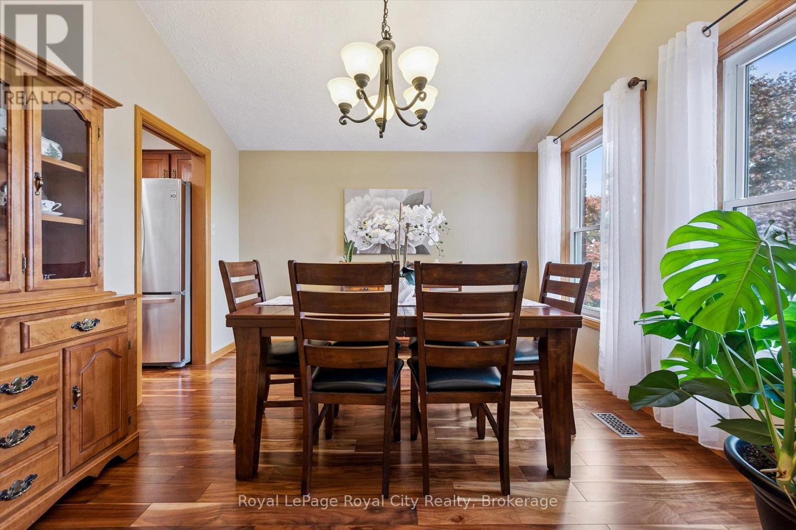 












28 WIMBLEDON ROAD

,
Guelph (Willow West/Sugarbush/West Acres),




Ontario
N1H7N1

