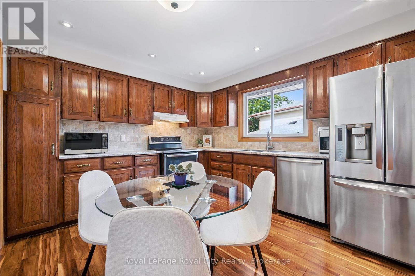 












28 WIMBLEDON ROAD

,
Guelph (Willow West/Sugarbush/West Acres),




Ontario
N1H7N1

