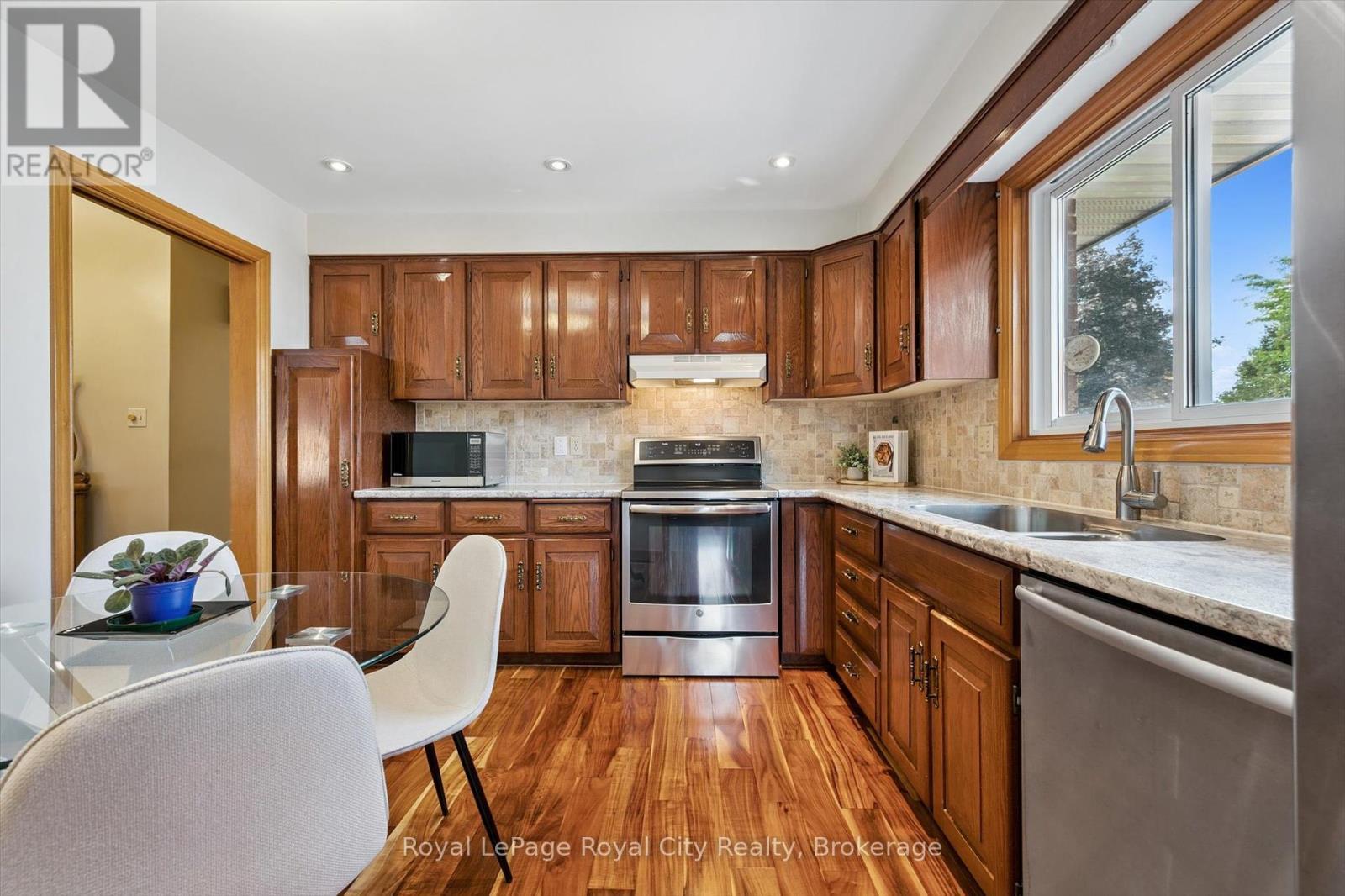 












28 WIMBLEDON ROAD

,
Guelph (Willow West/Sugarbush/West Acres),




Ontario
N1H7N1

