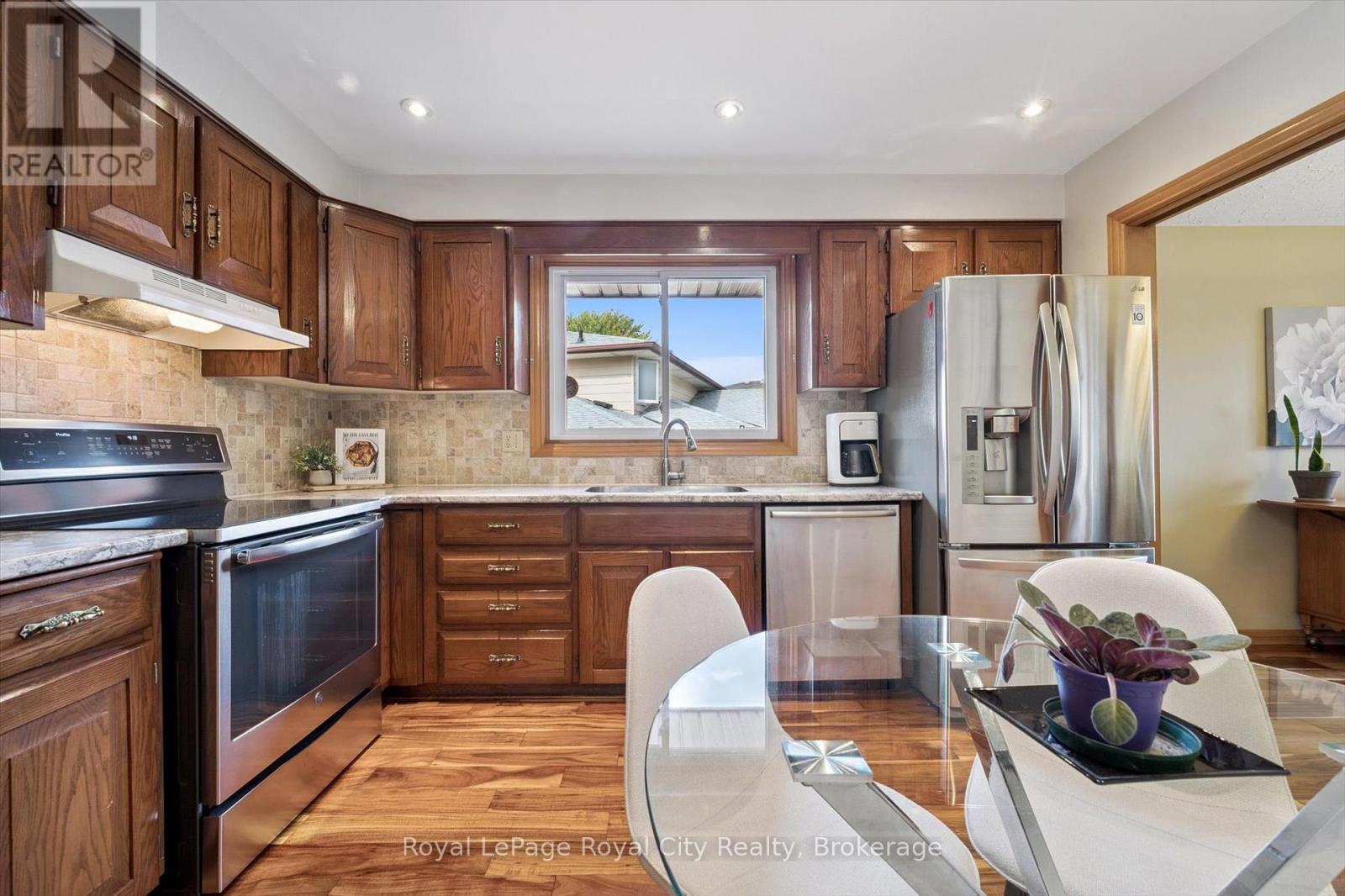 












28 WIMBLEDON ROAD

,
Guelph (Willow West/Sugarbush/West Acres),




Ontario
N1H7N1

