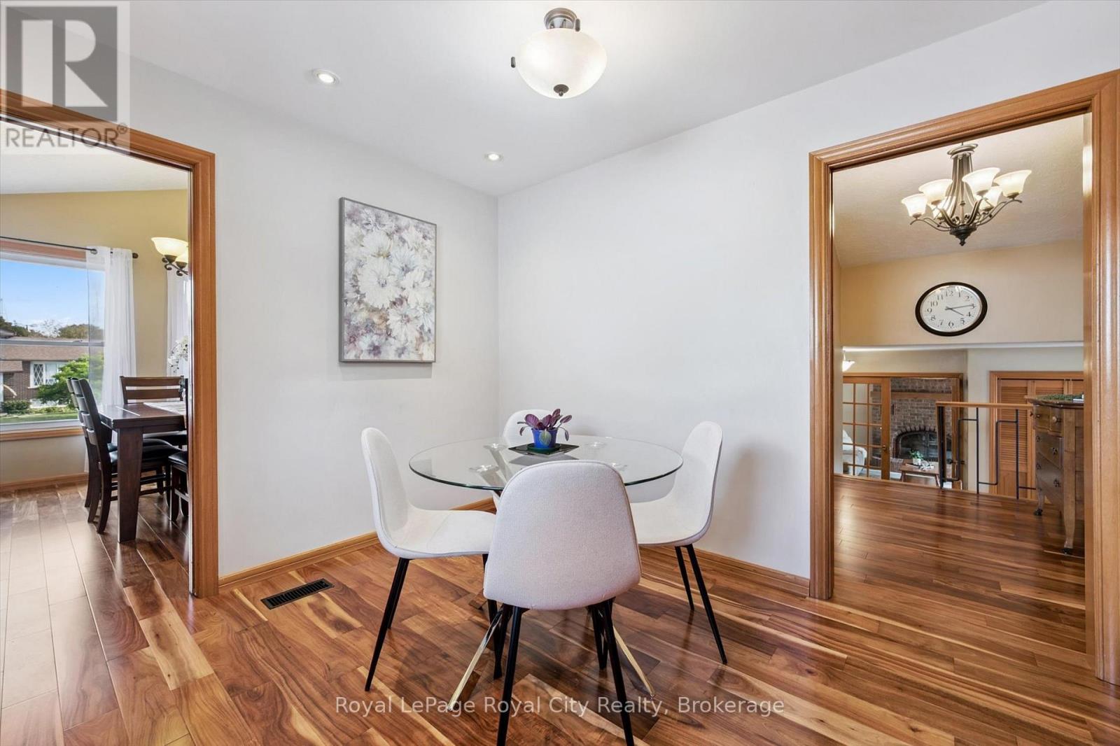 












28 WIMBLEDON ROAD

,
Guelph (Willow West/Sugarbush/West Acres),




Ontario
N1H7N1

