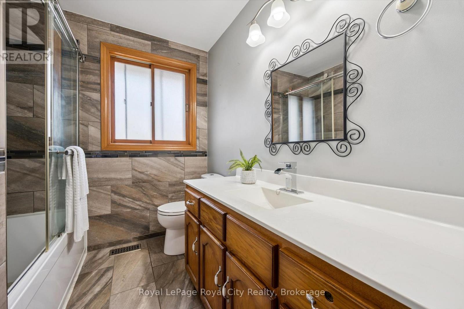 












28 WIMBLEDON ROAD

,
Guelph (Willow West/Sugarbush/West Acres),




Ontario
N1H7N1

