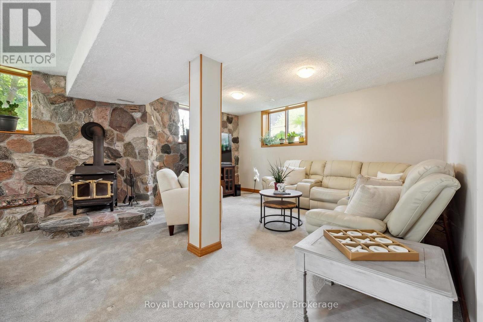 












28 WIMBLEDON ROAD

,
Guelph (Willow West/Sugarbush/West Acres),




Ontario
N1H7N1

