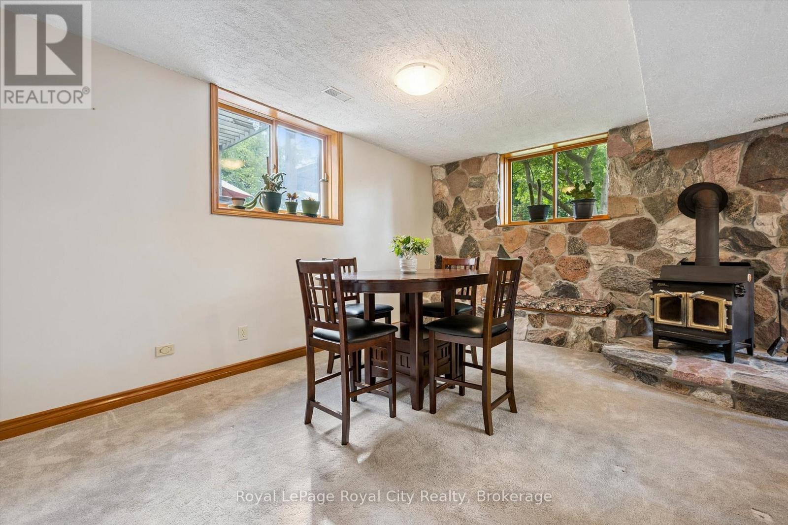 












28 WIMBLEDON ROAD

,
Guelph (Willow West/Sugarbush/West Acres),




Ontario
N1H7N1


