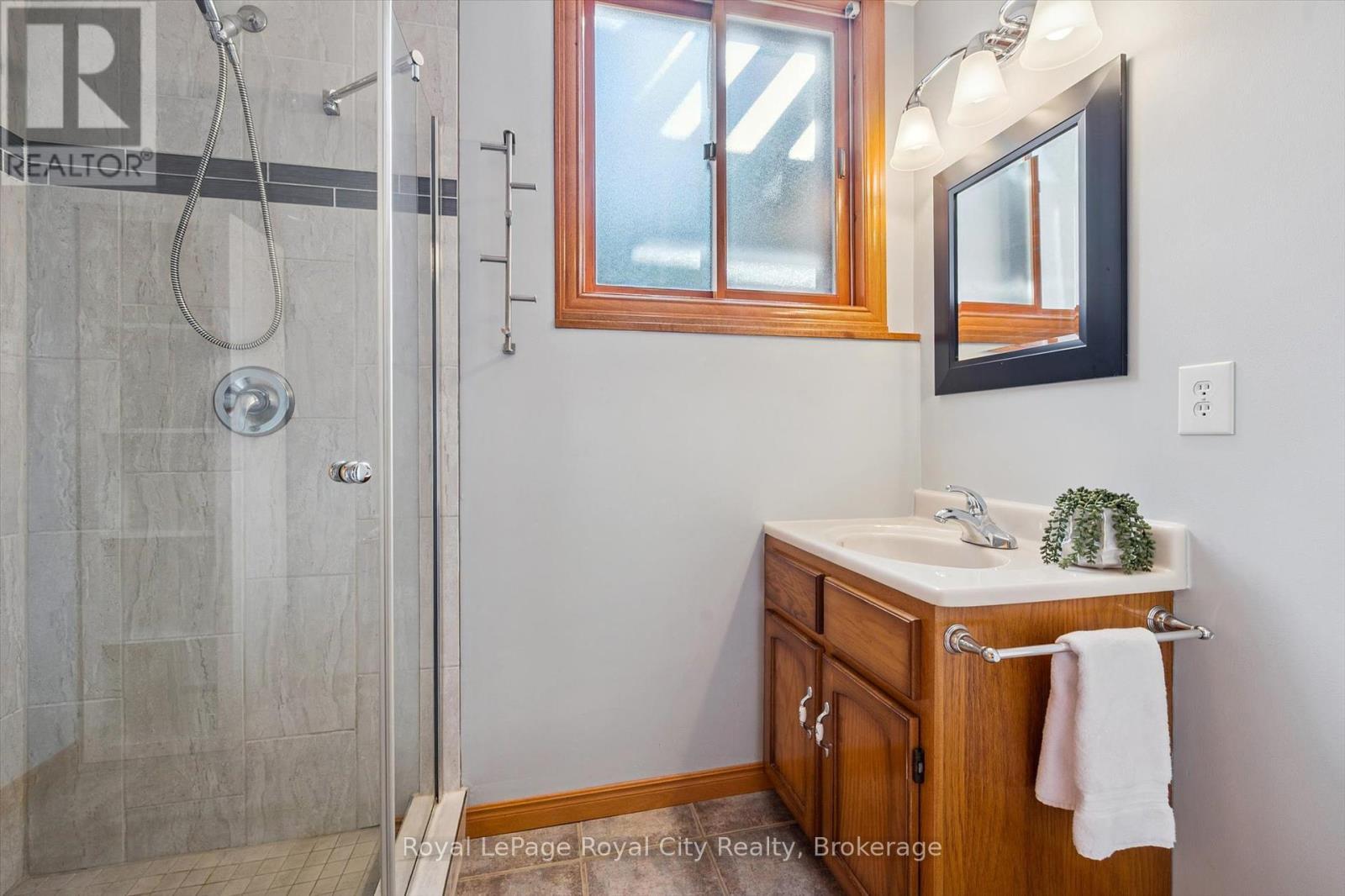 












28 WIMBLEDON ROAD

,
Guelph (Willow West/Sugarbush/West Acres),




Ontario
N1H7N1

