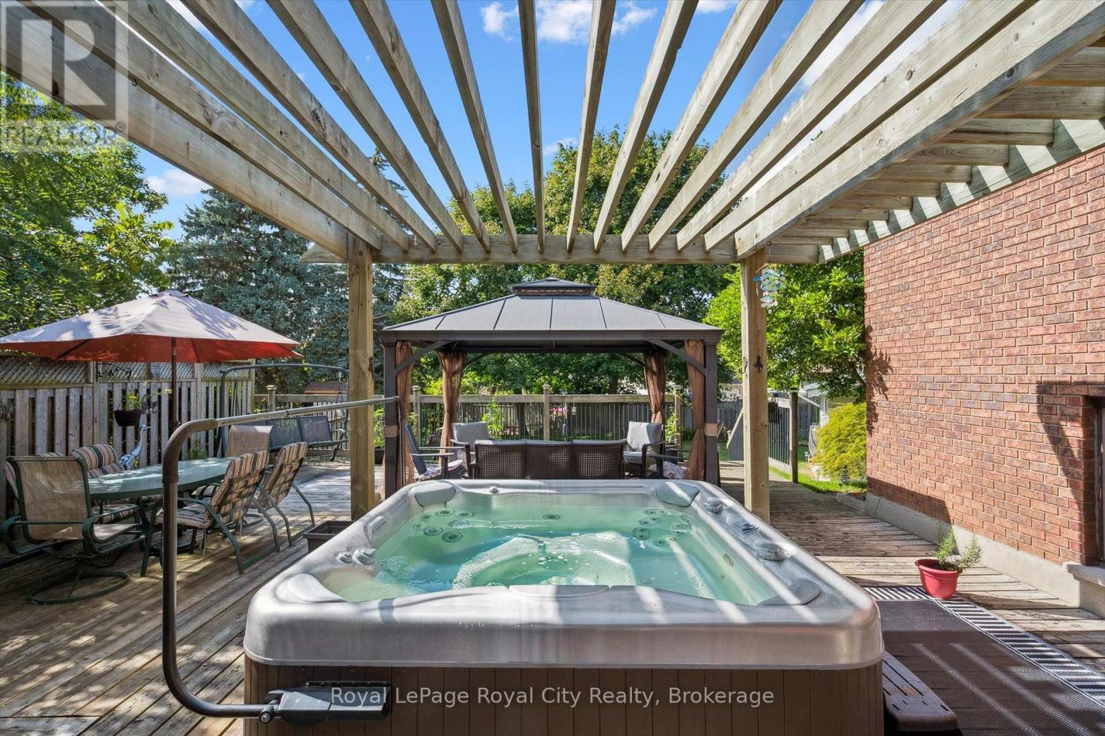 












28 WIMBLEDON ROAD

,
Guelph (Willow West/Sugarbush/West Acres),




Ontario
N1H7N1


