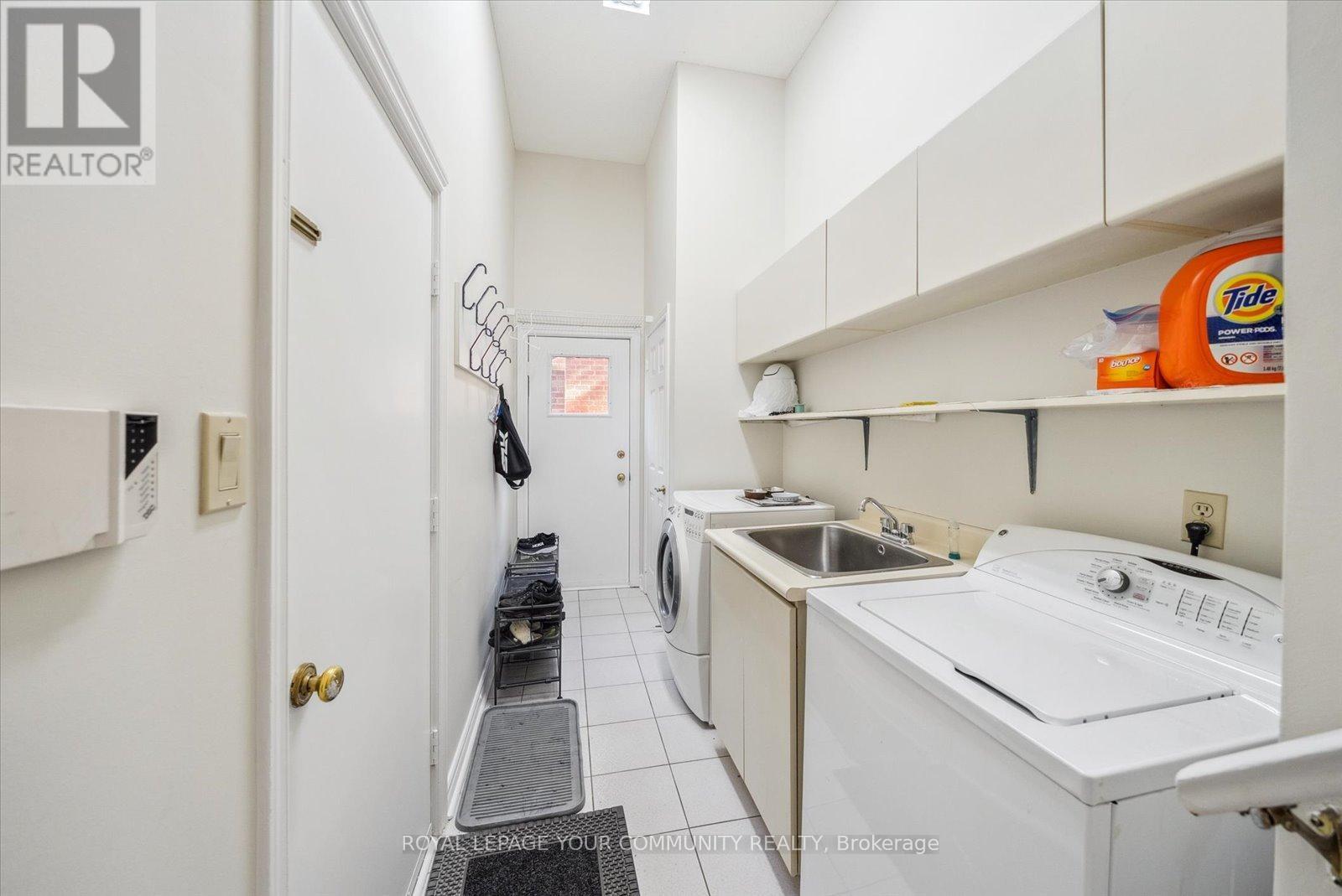 












136 MARKWOOD LANE

,
Vaughan,




Ontario
L4J7K6

