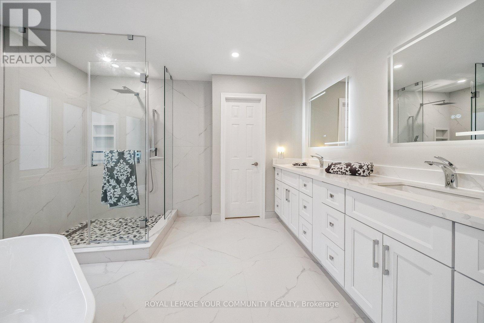 












136 MARKWOOD LANE

,
Vaughan,




Ontario
L4J7K6

