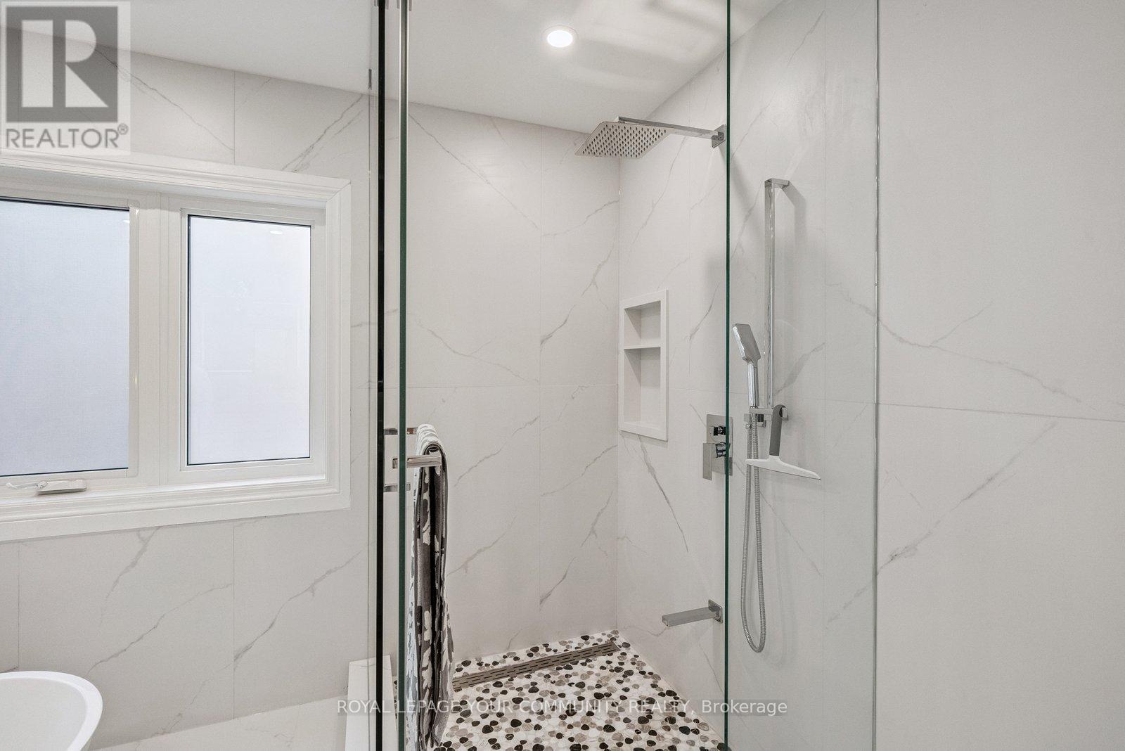 












136 MARKWOOD LANE

,
Vaughan,




Ontario
L4J7K6

