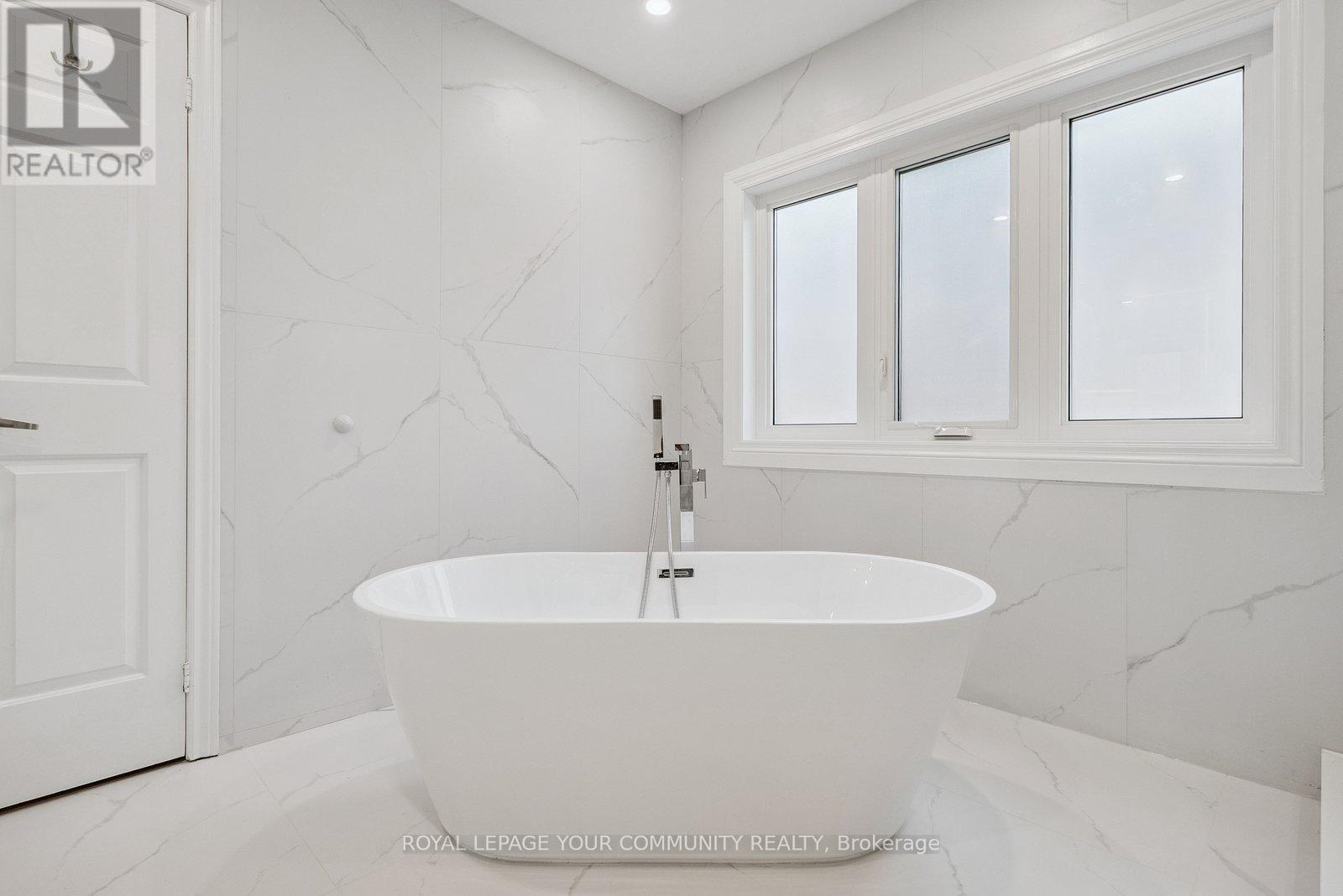 












136 MARKWOOD LANE

,
Vaughan,




Ontario
L4J7K6

