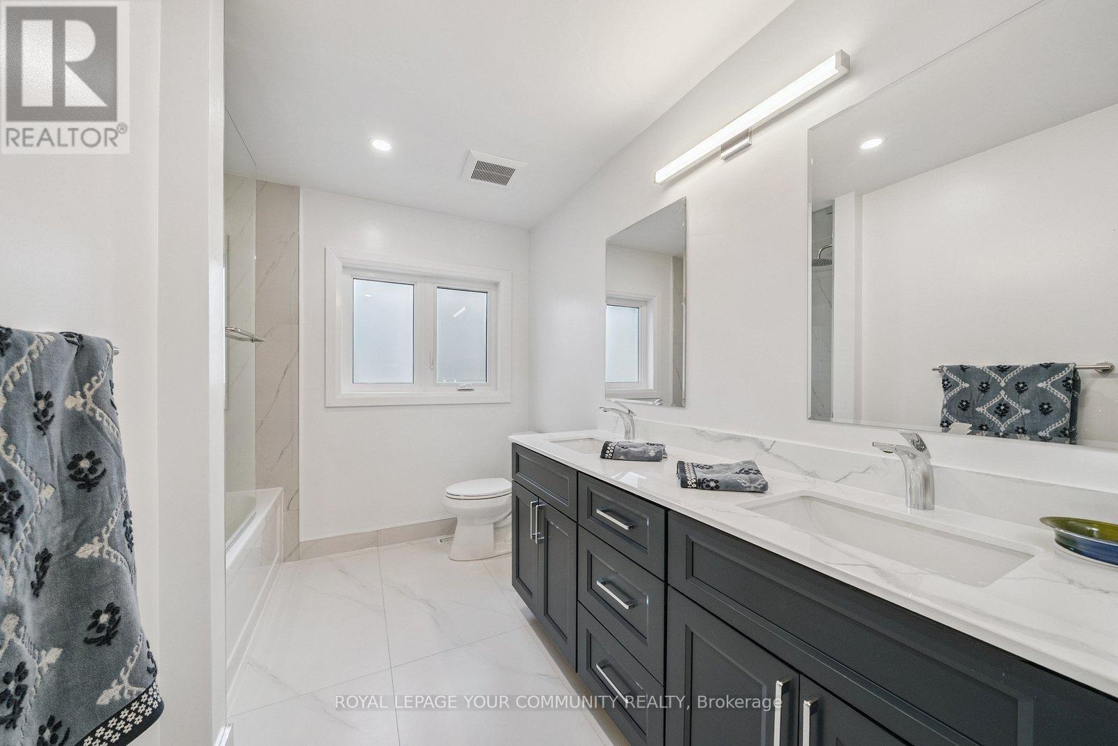 












136 MARKWOOD LANE

,
Vaughan,




Ontario
L4J7K6

