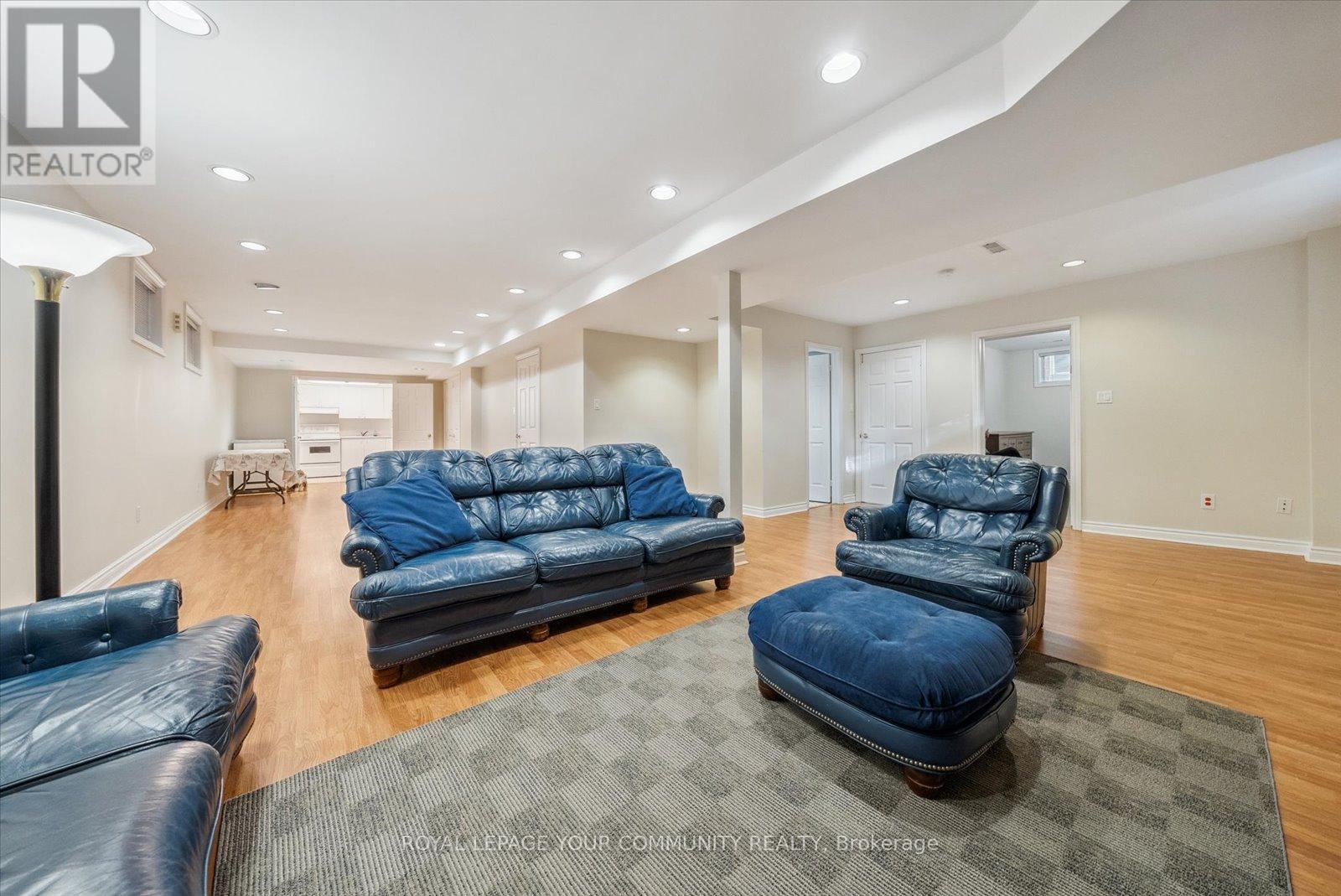 












136 MARKWOOD LANE

,
Vaughan,




Ontario
L4J7K6

