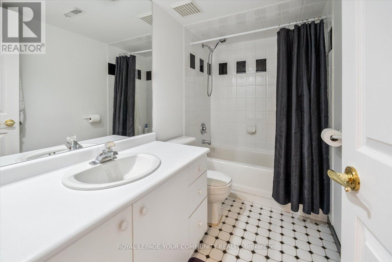 












136 MARKWOOD LANE

,
Vaughan,




Ontario
L4J7K6

