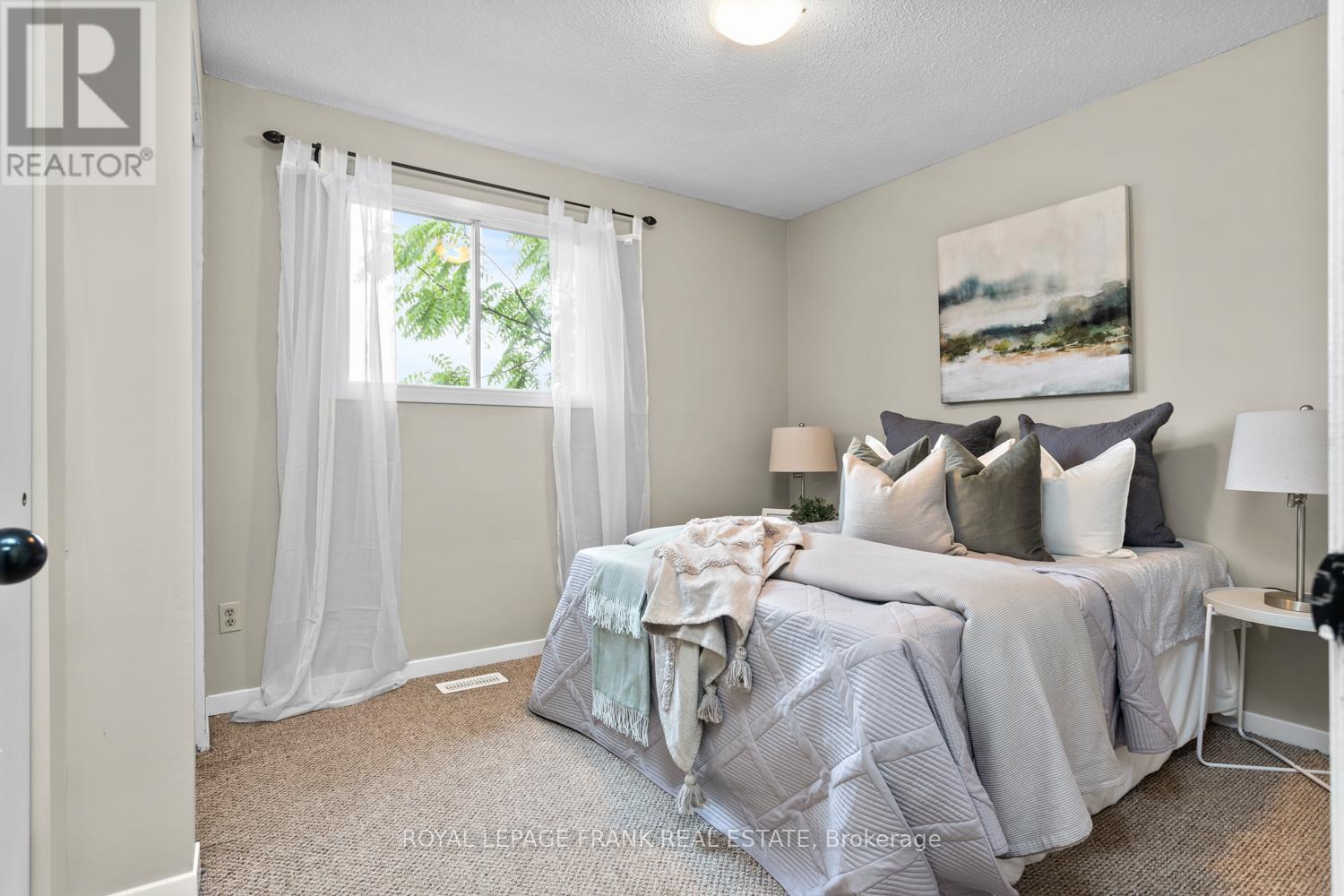 












929 SOUTHDOWN DRIVE

,
Oshawa (Donevan),




Ontario
L1H7Z5


