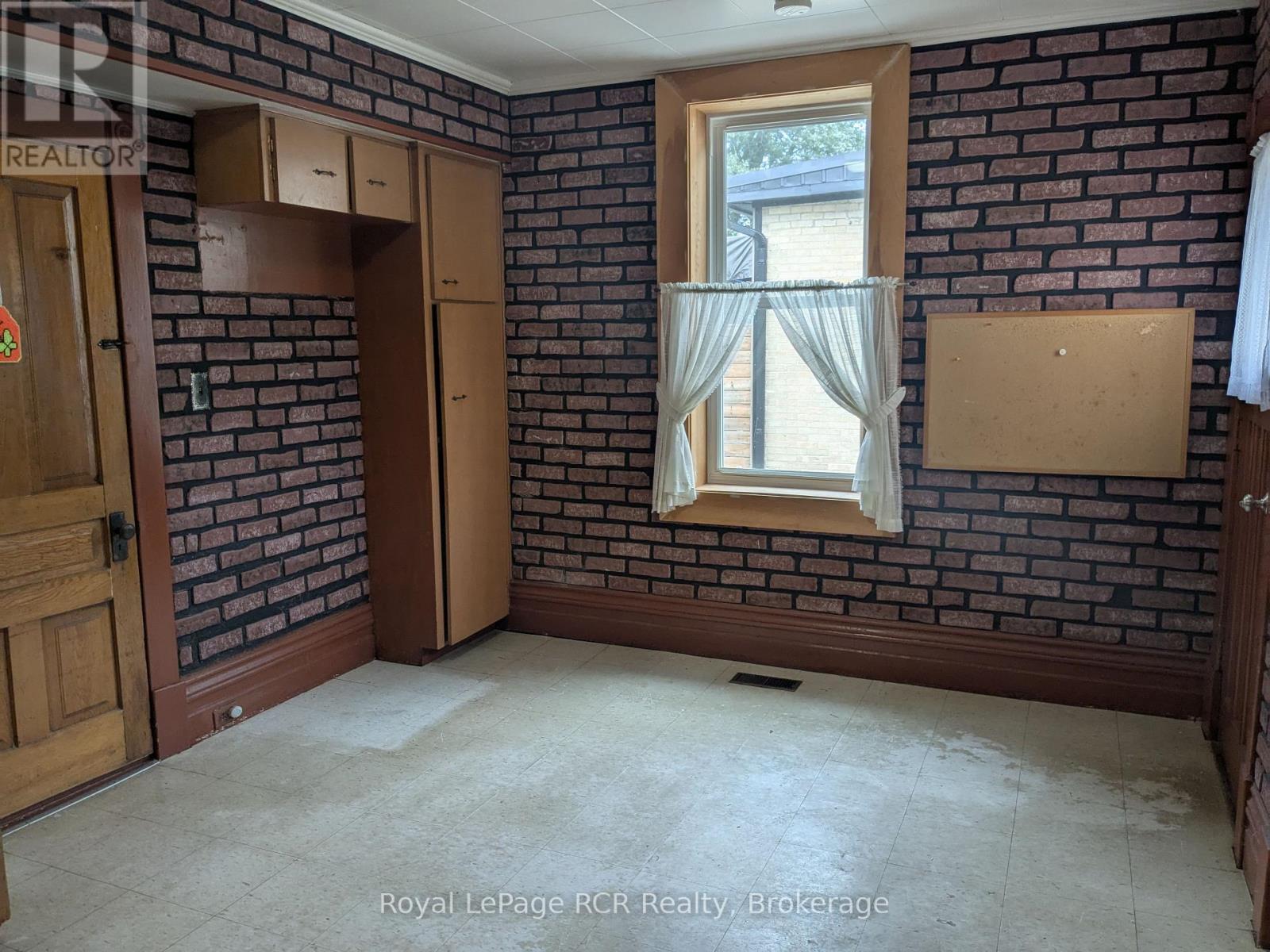 












616 9TH AVENUE

,
Hanover,




Ontario
N4N2M8

