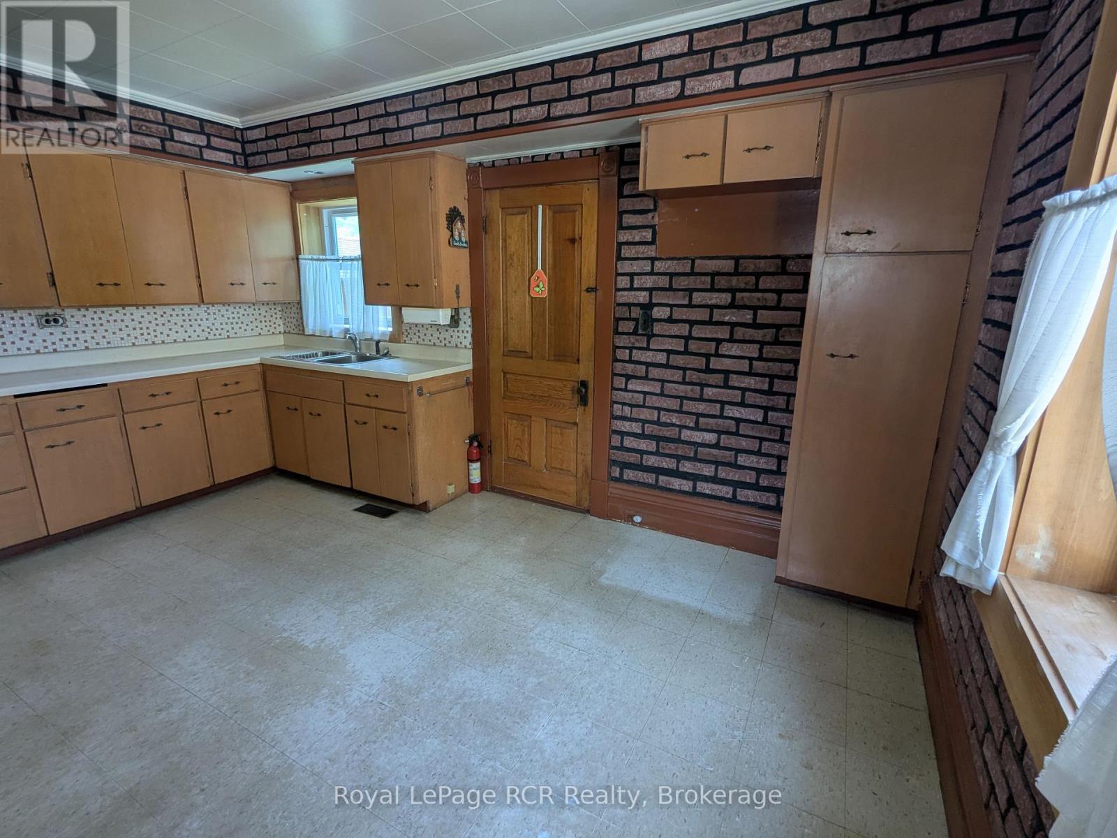 












616 9TH AVENUE

,
Hanover,




Ontario
N4N2M8

