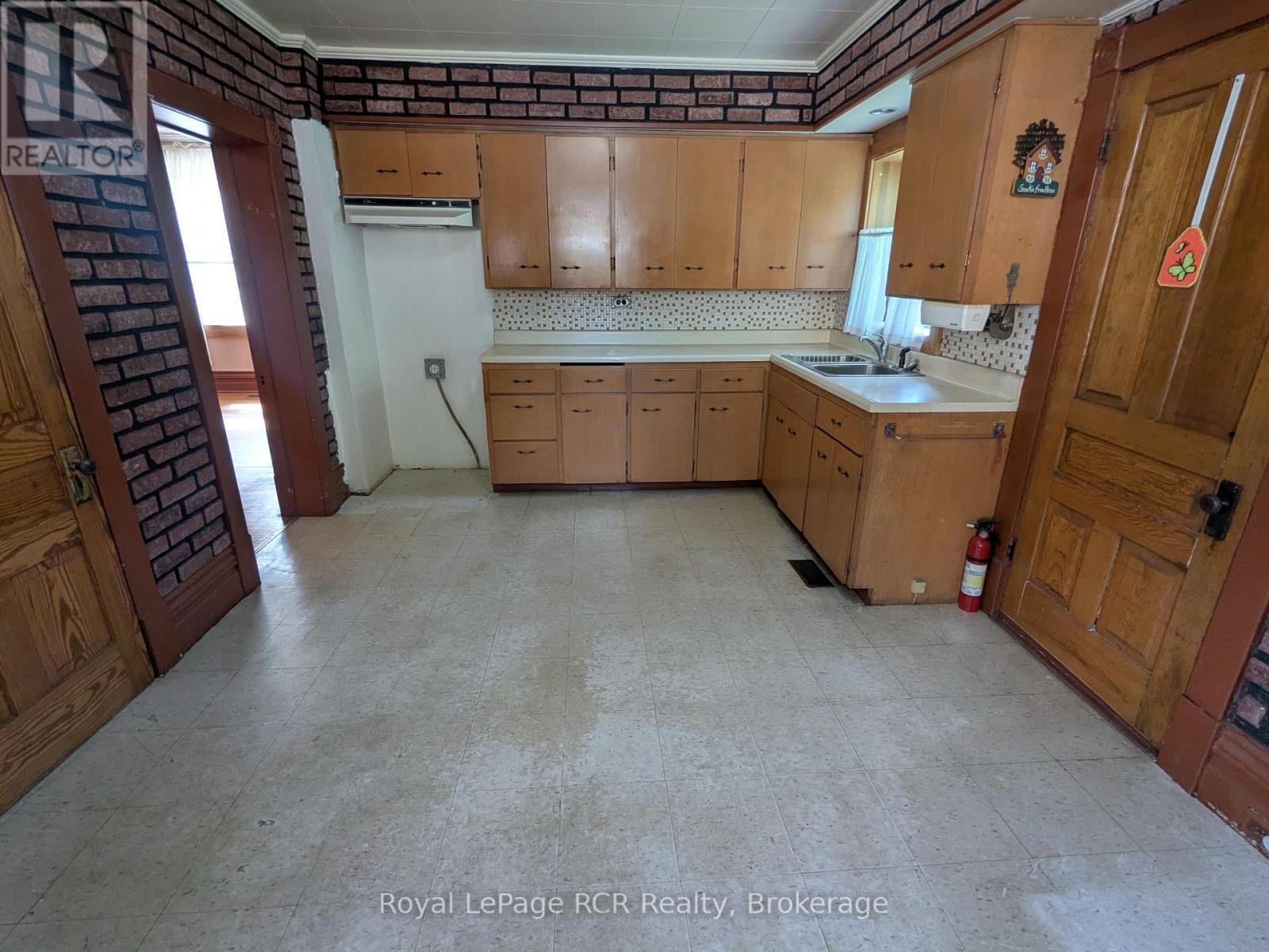 












616 9TH AVENUE

,
Hanover,




Ontario
N4N2M8

