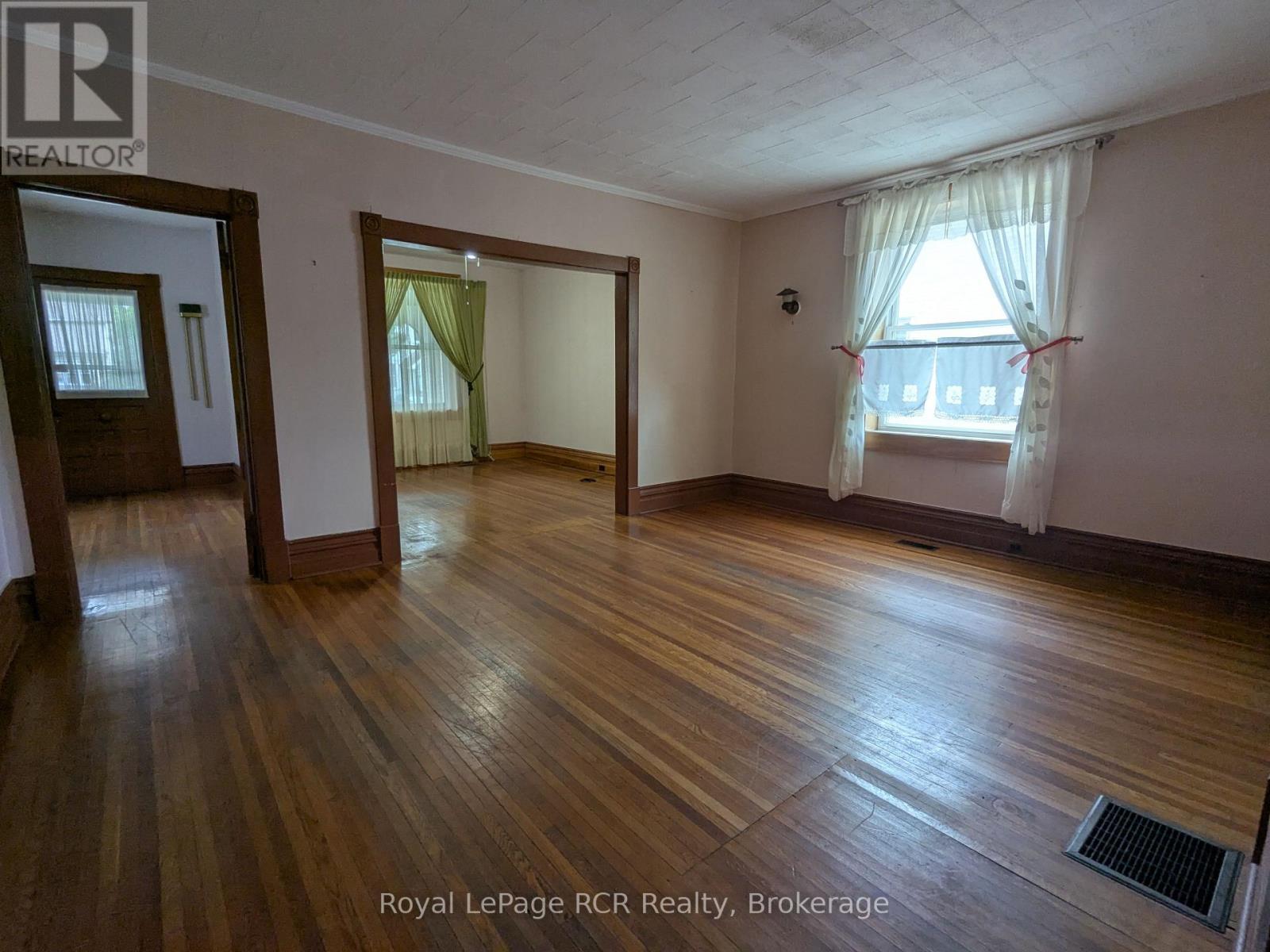 












616 9TH AVENUE

,
Hanover,




Ontario
N4N2M8

