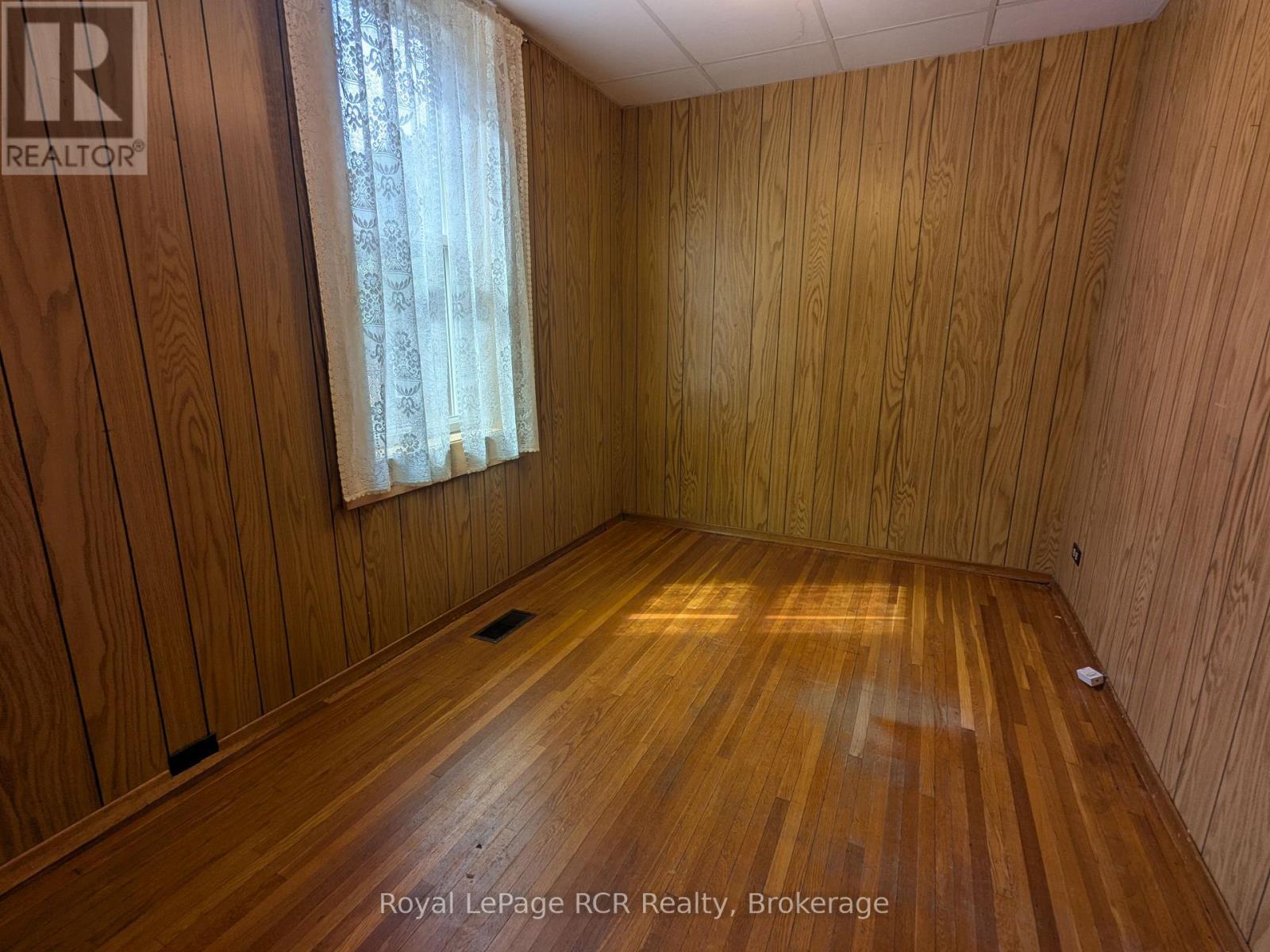 












616 9TH AVENUE

,
Hanover,




Ontario
N4N2M8

