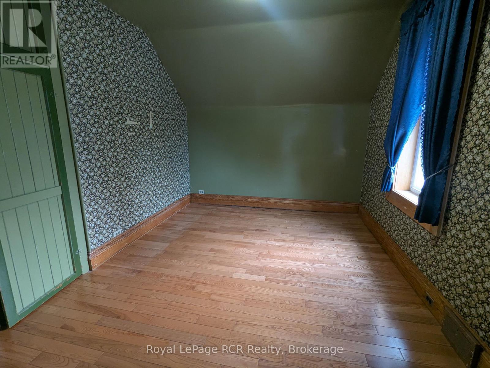 












616 9TH AVENUE

,
Hanover,




Ontario
N4N2M8

