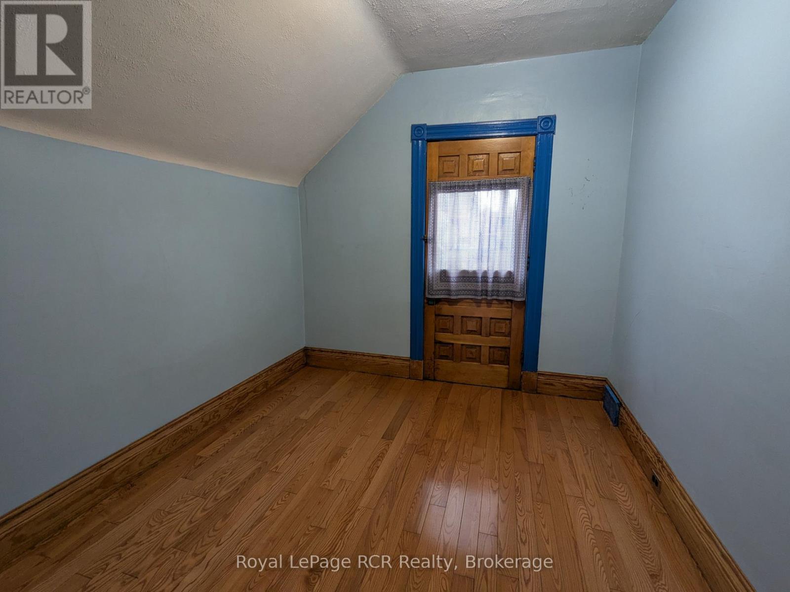 












616 9TH AVENUE

,
Hanover,




Ontario
N4N2M8

