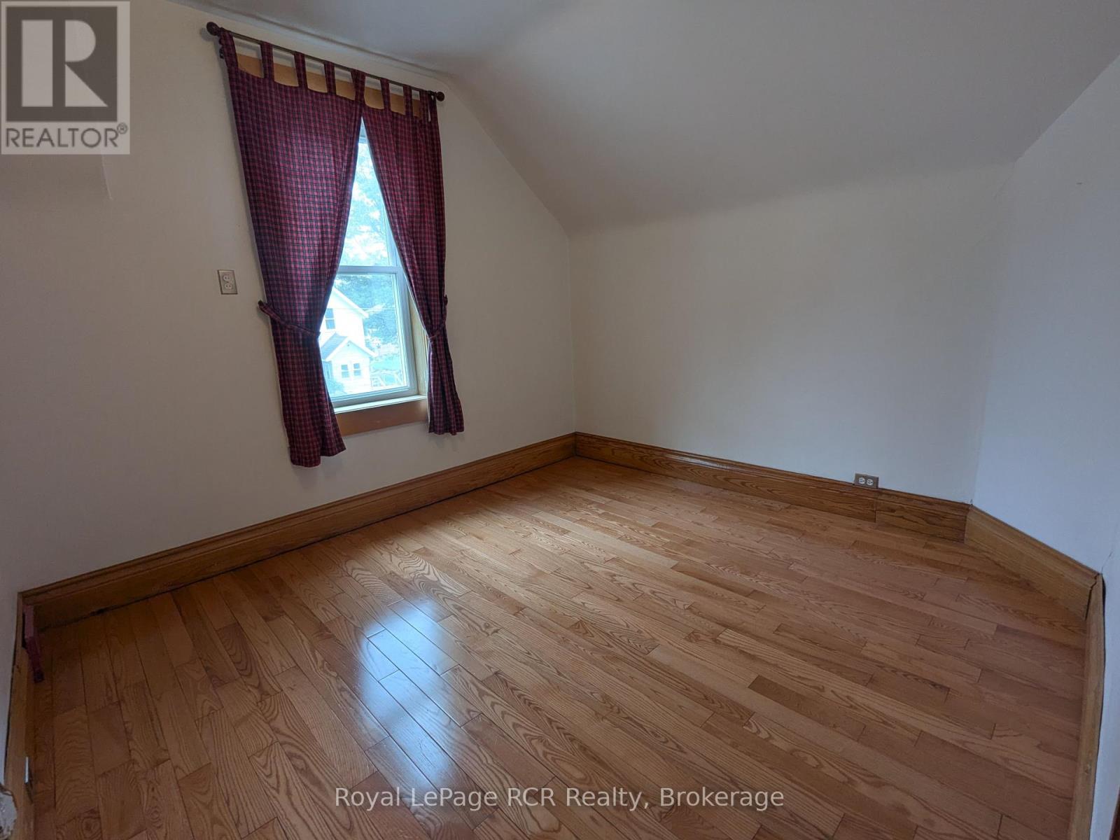 












616 9TH AVENUE

,
Hanover,




Ontario
N4N2M8

