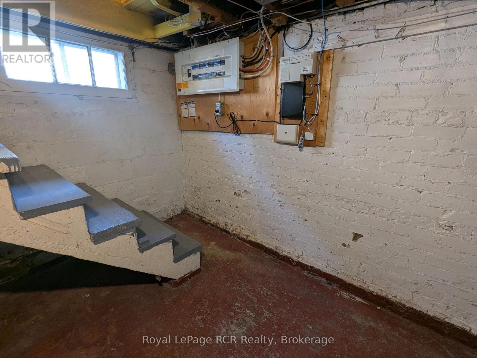 












616 9TH AVENUE

,
Hanover,




Ontario
N4N2M8

