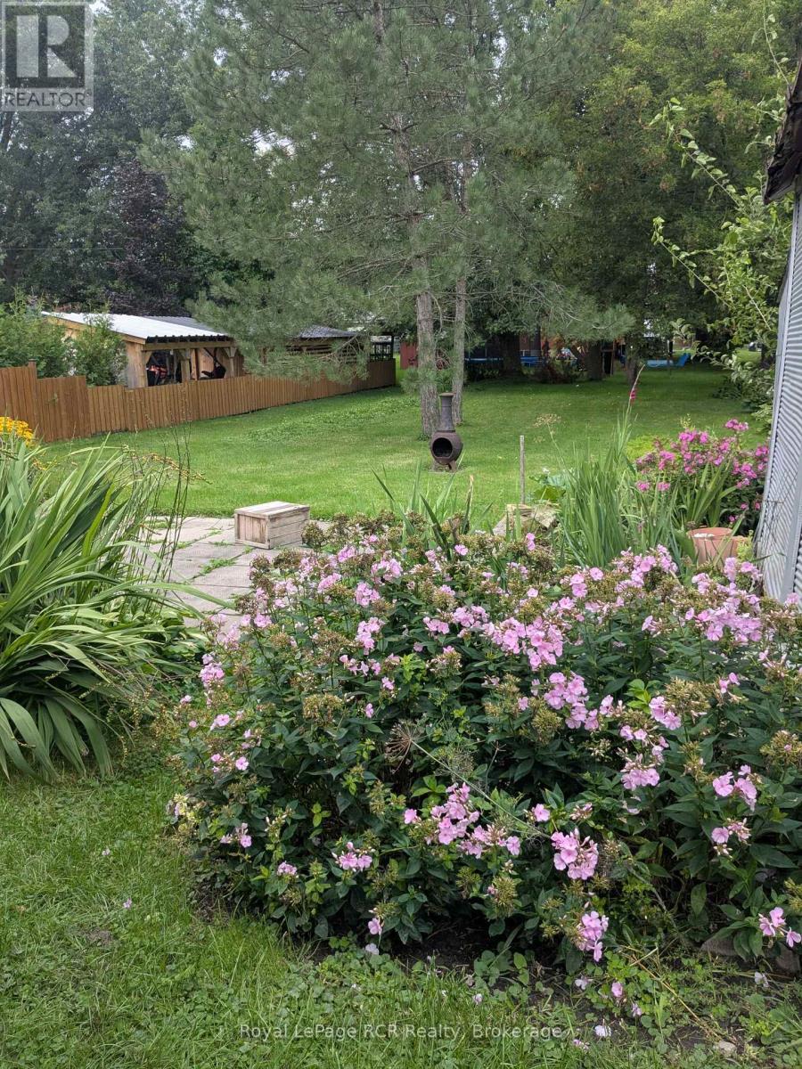 












616 9TH AVENUE

,
Hanover,




Ontario
N4N2M8

